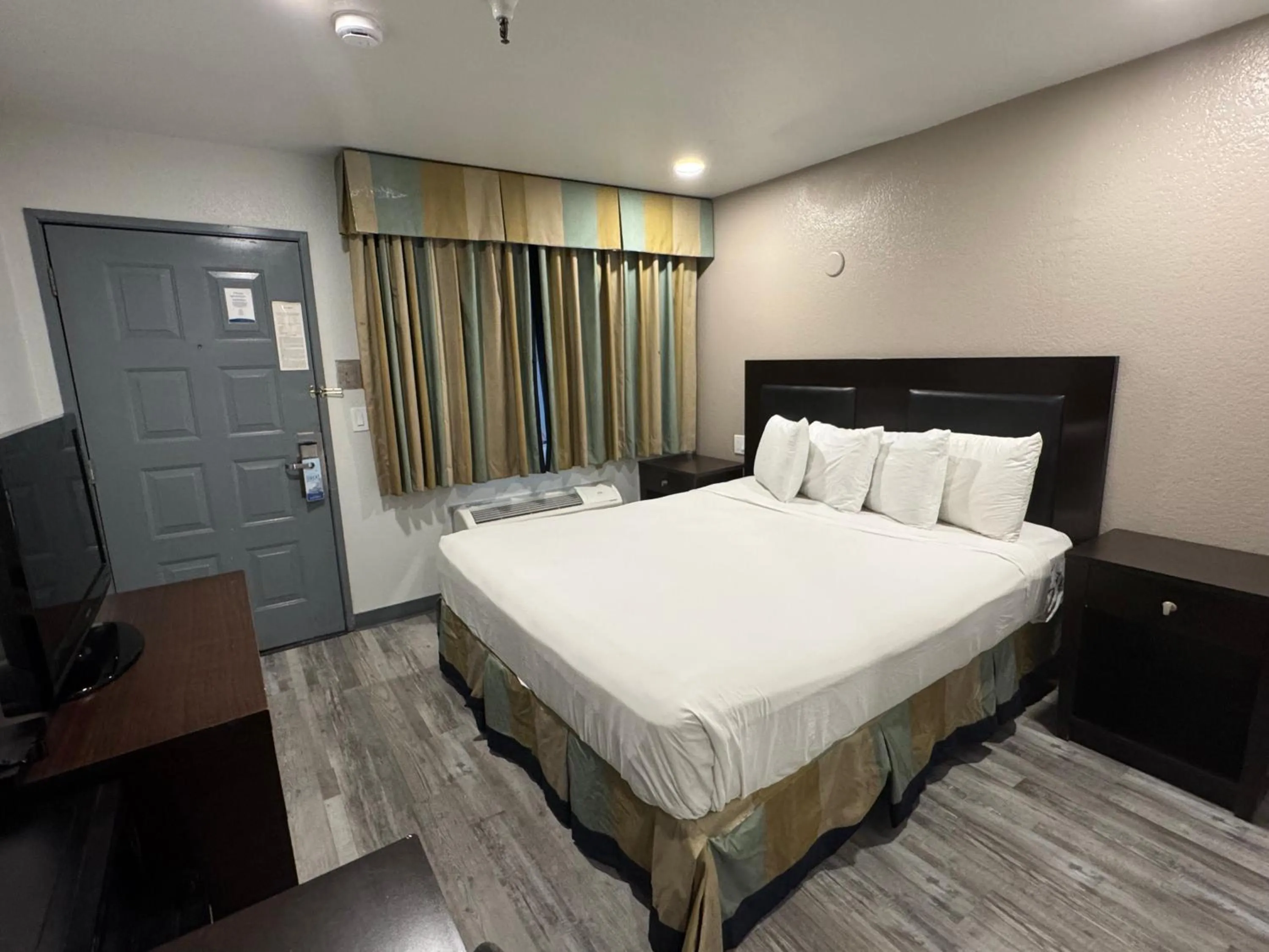 Bedroom, Bed in Travelodge by Wyndham Sacramento / Rancho Cordova