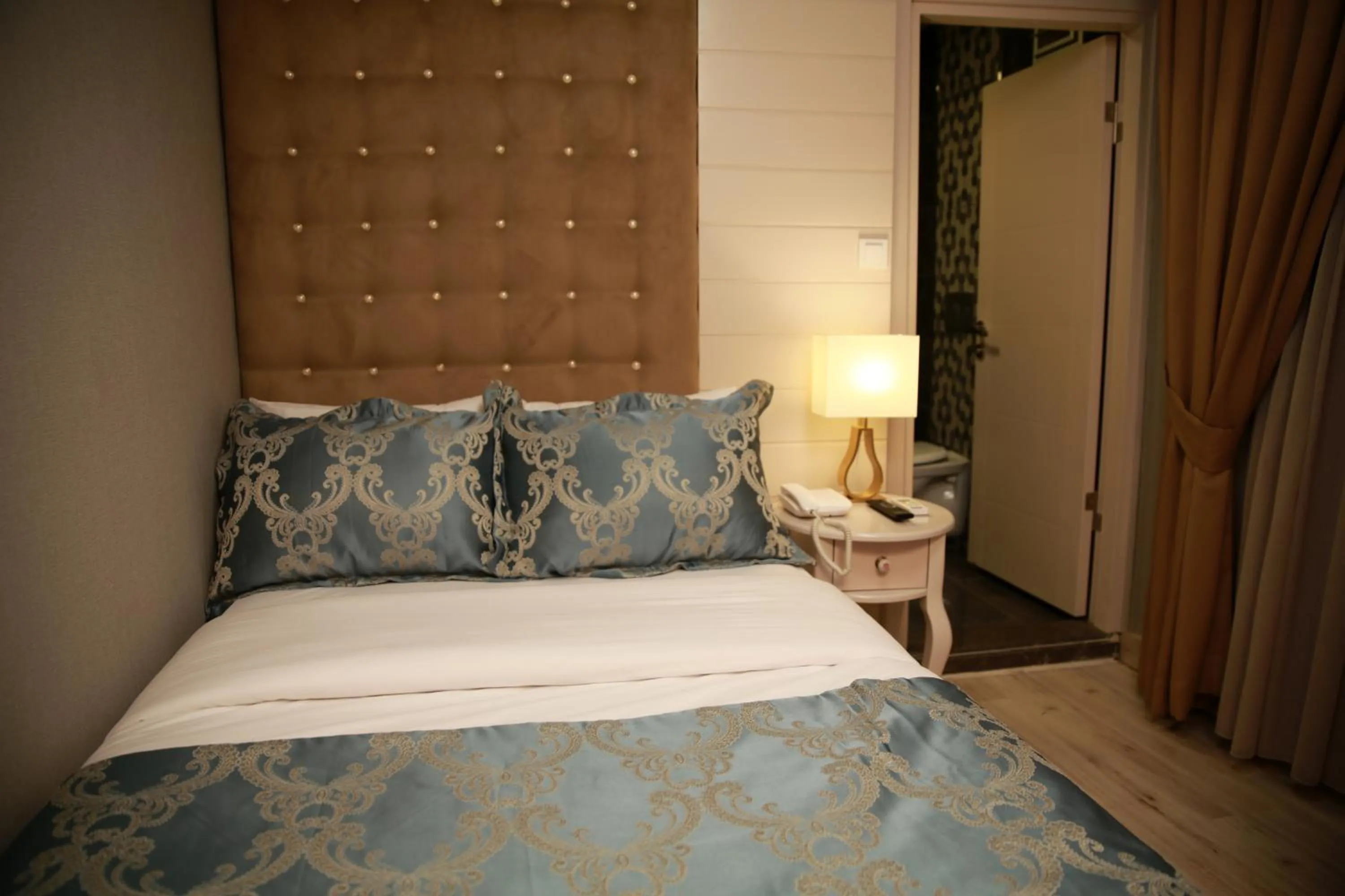 Bedroom, Bed in Pelican House Hotel