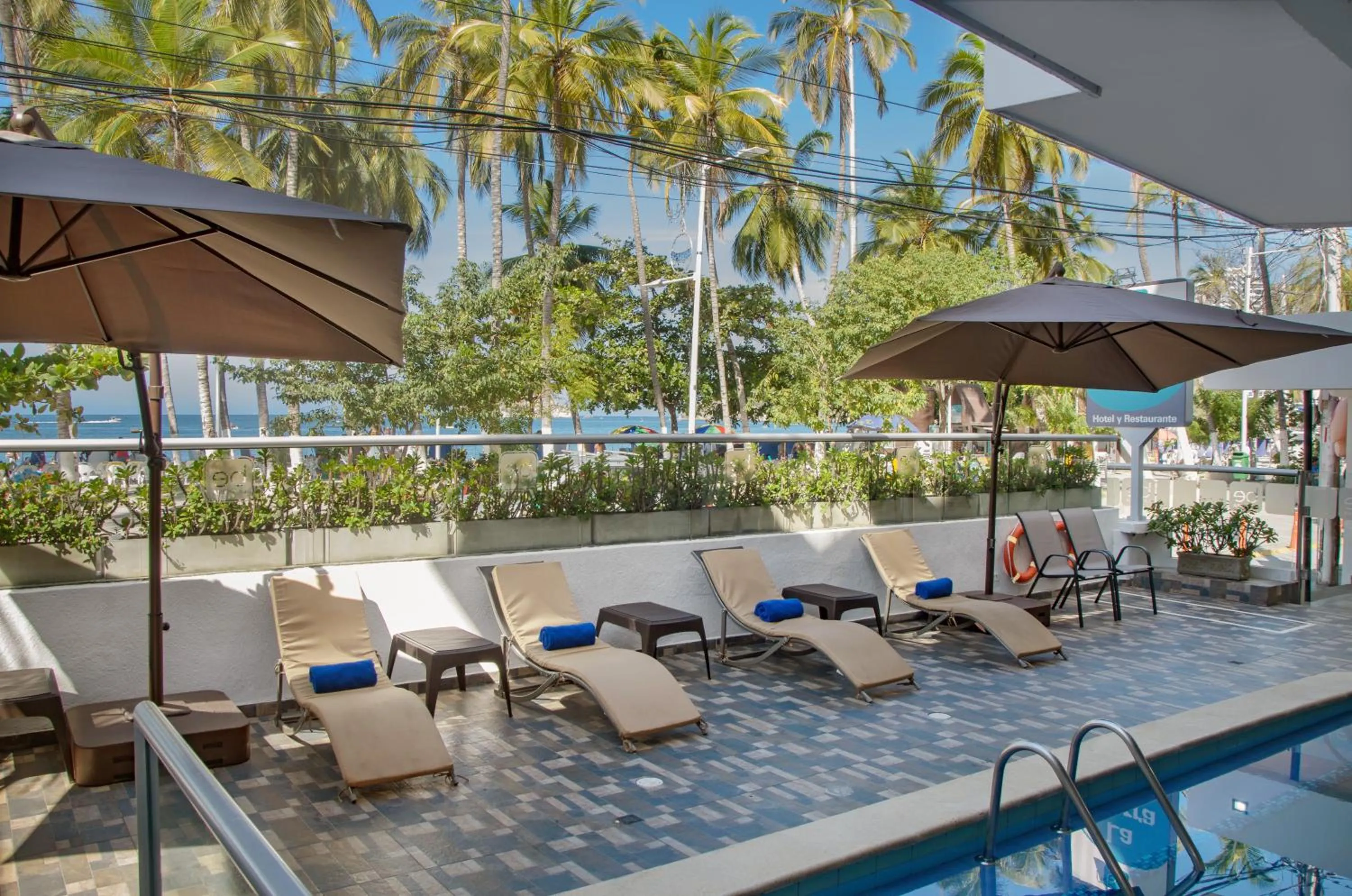 Swimming pool in Hotel Be La Sierra