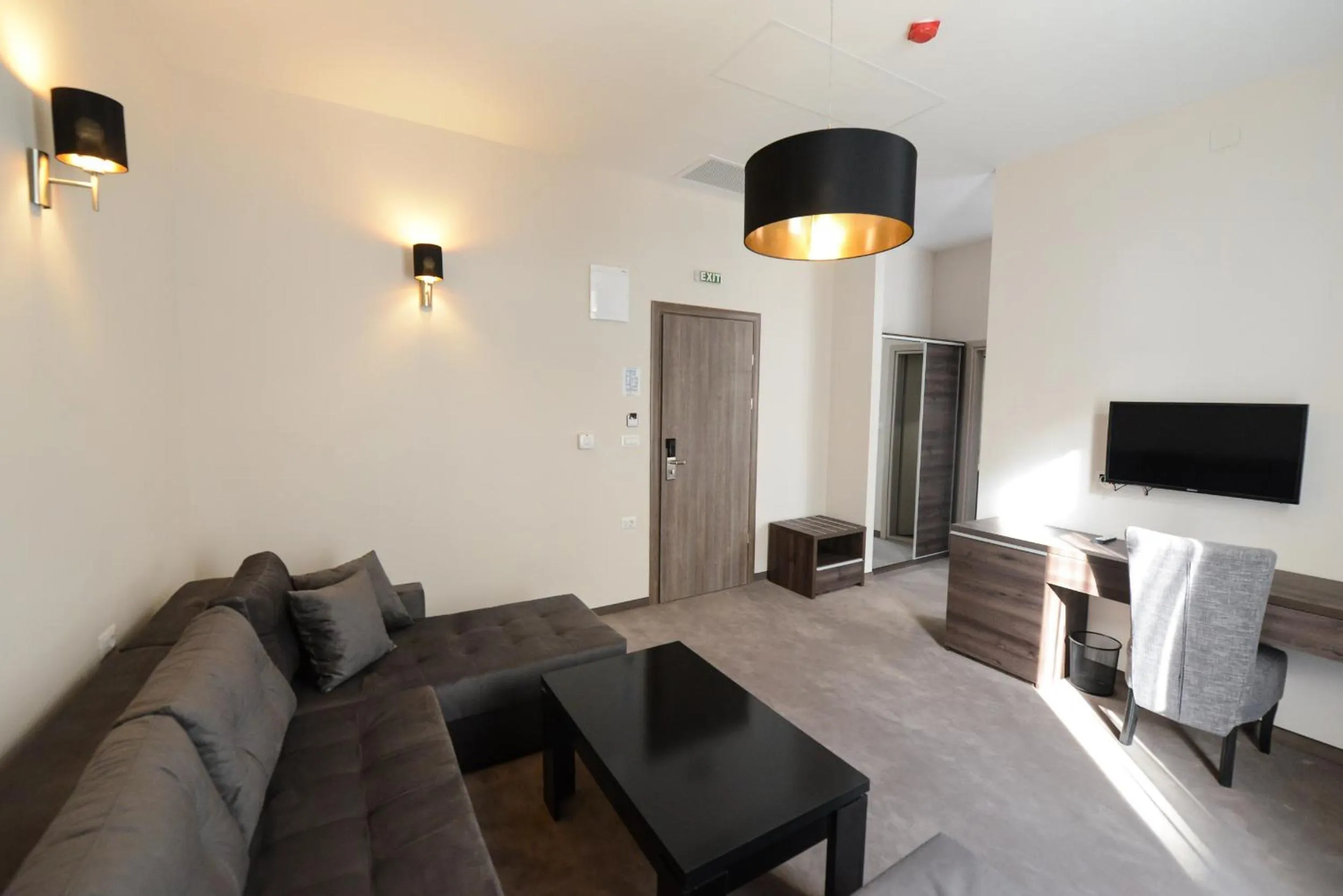 Communal lounge/ TV room in Hotel Cara 28