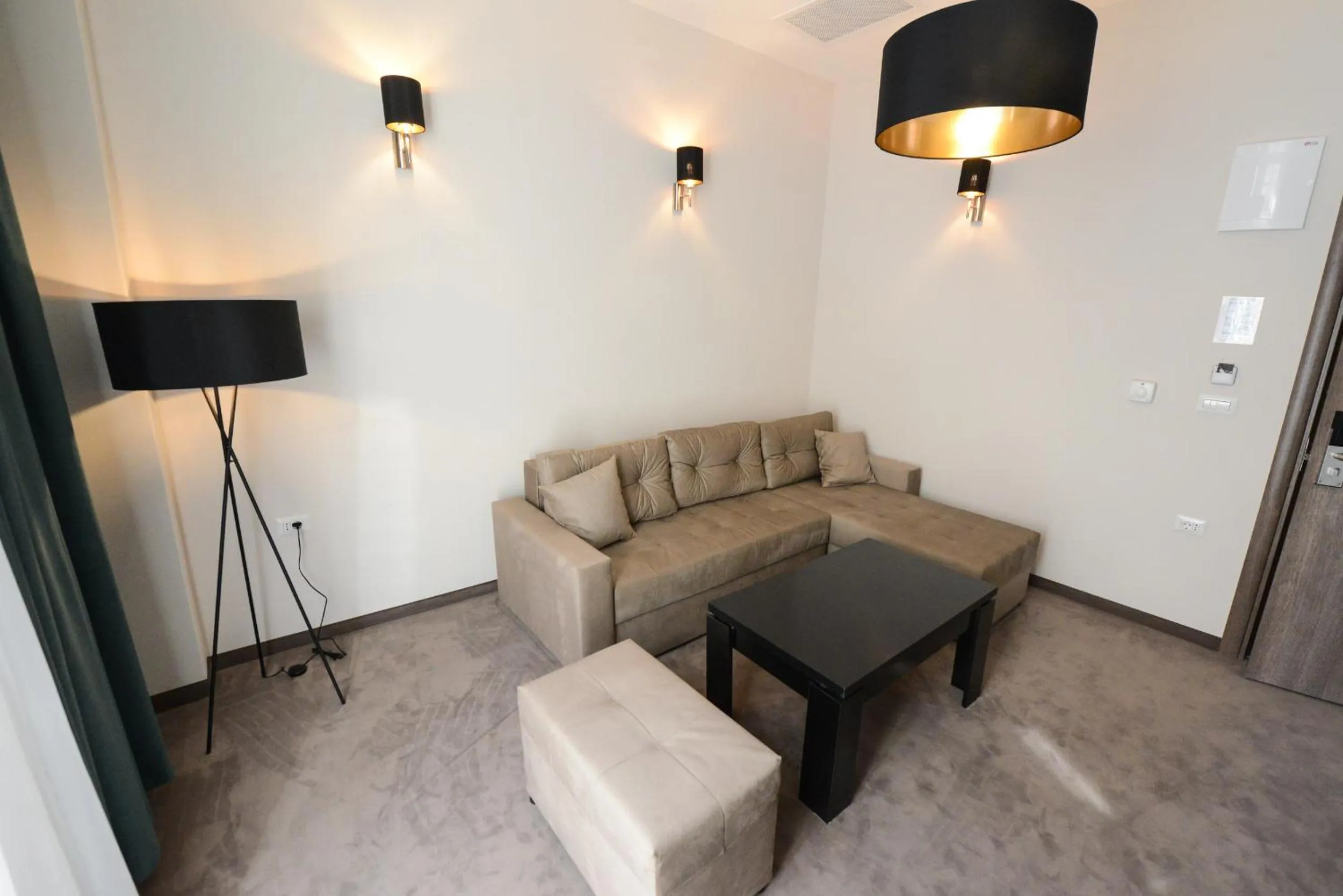 Communal lounge/ TV room in Hotel Cara 28