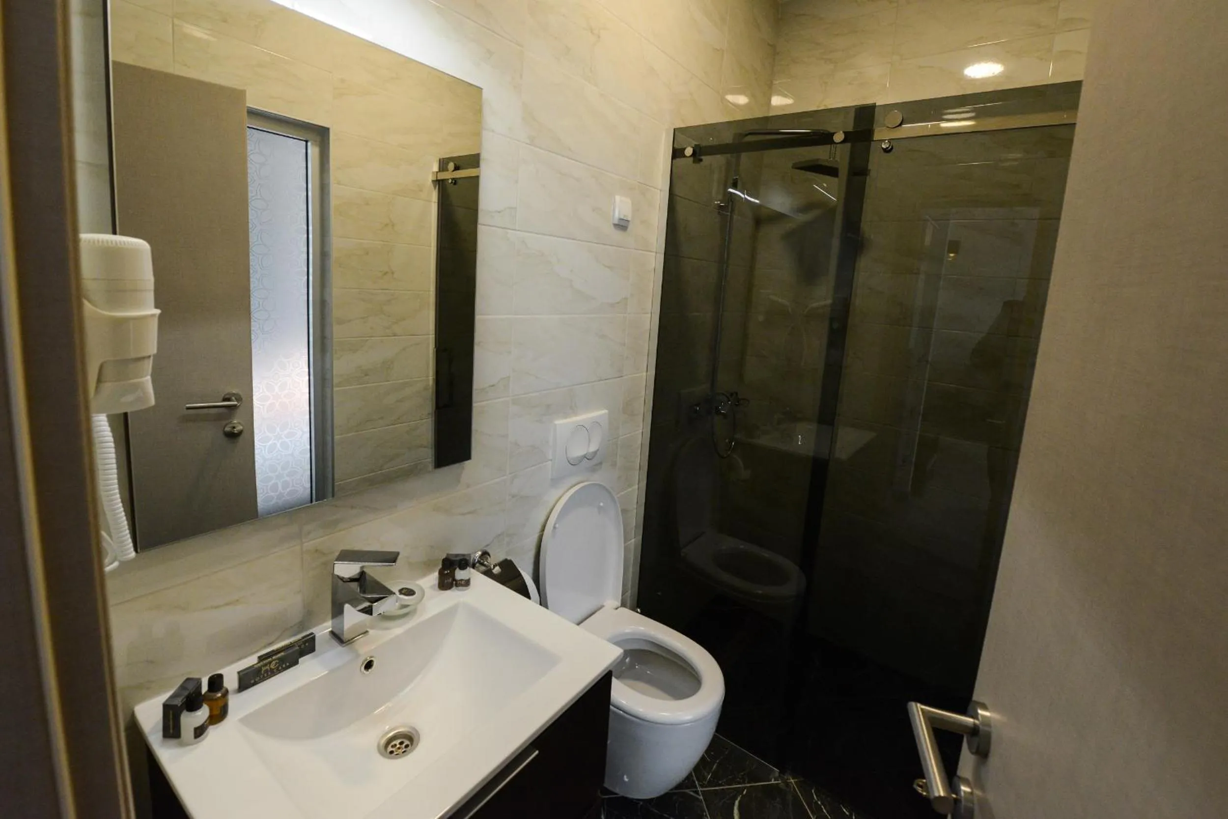 Shower in Hotel Cara 28