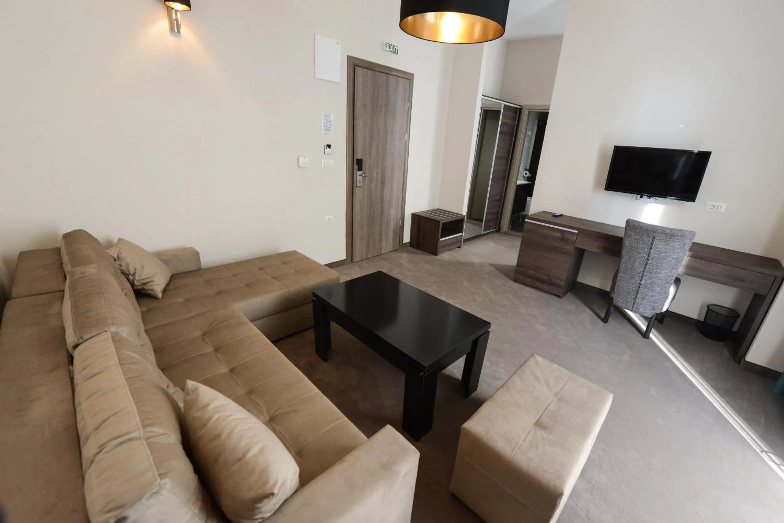 Communal lounge/ TV room in Hotel Cara 28