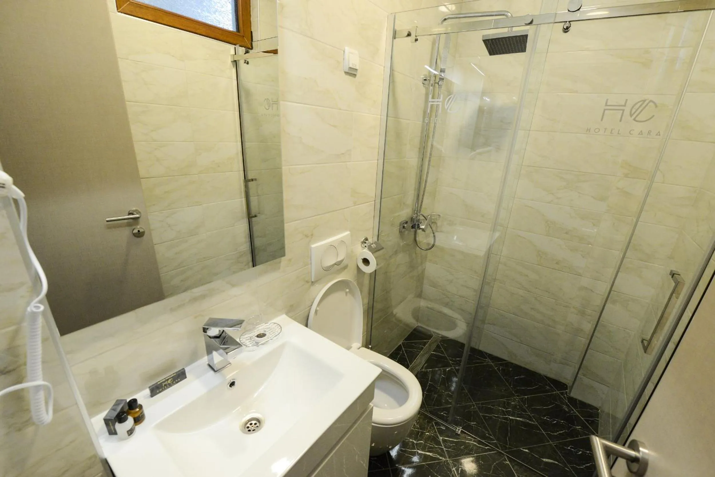Shower in Hotel Cara 28
