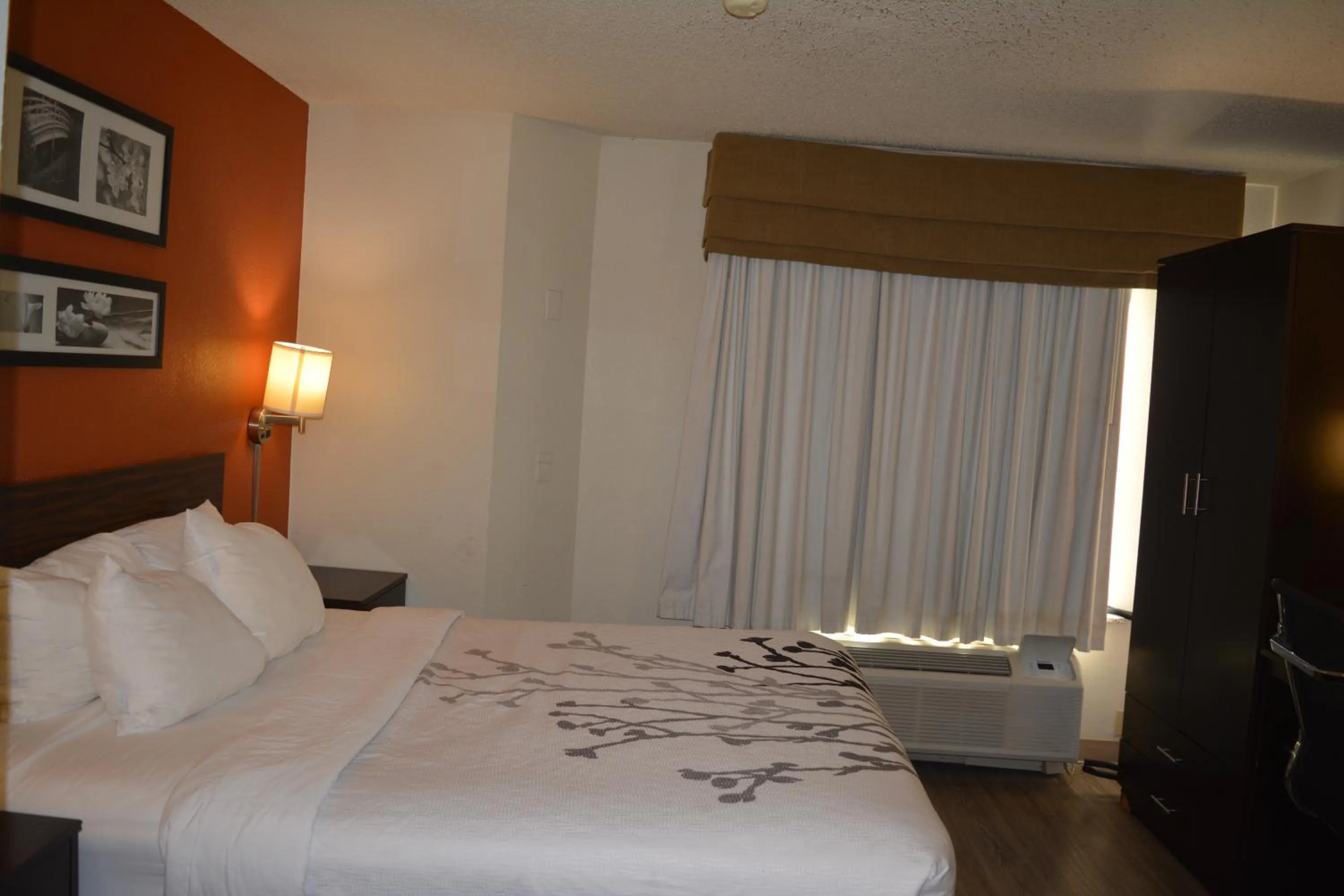 Bed in Sleep Inn Arlington Near Six Flags