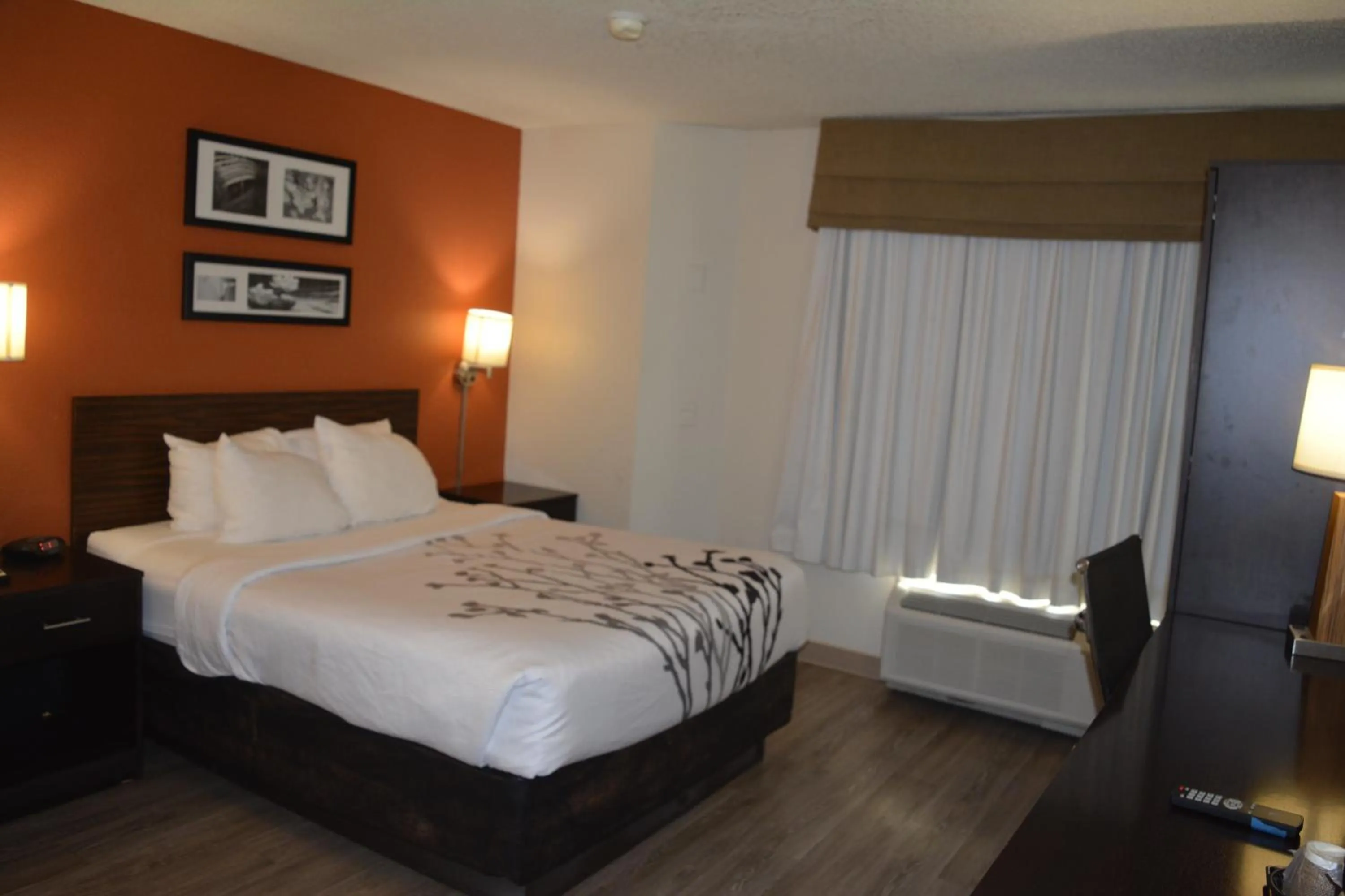 Bed in Sleep Inn Arlington Near Six Flags