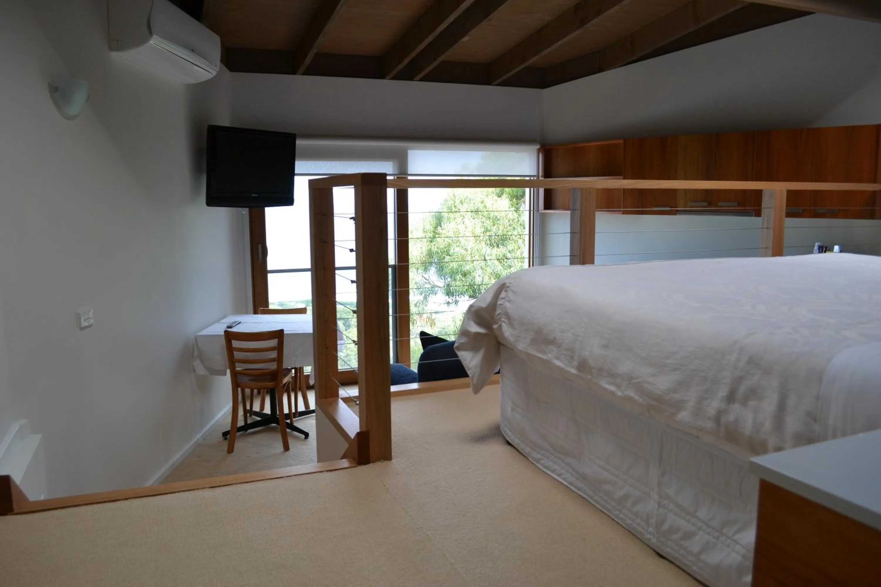 Restaurant/places to eat, Bed in Chris's Beacon Point Restaurant & Villas