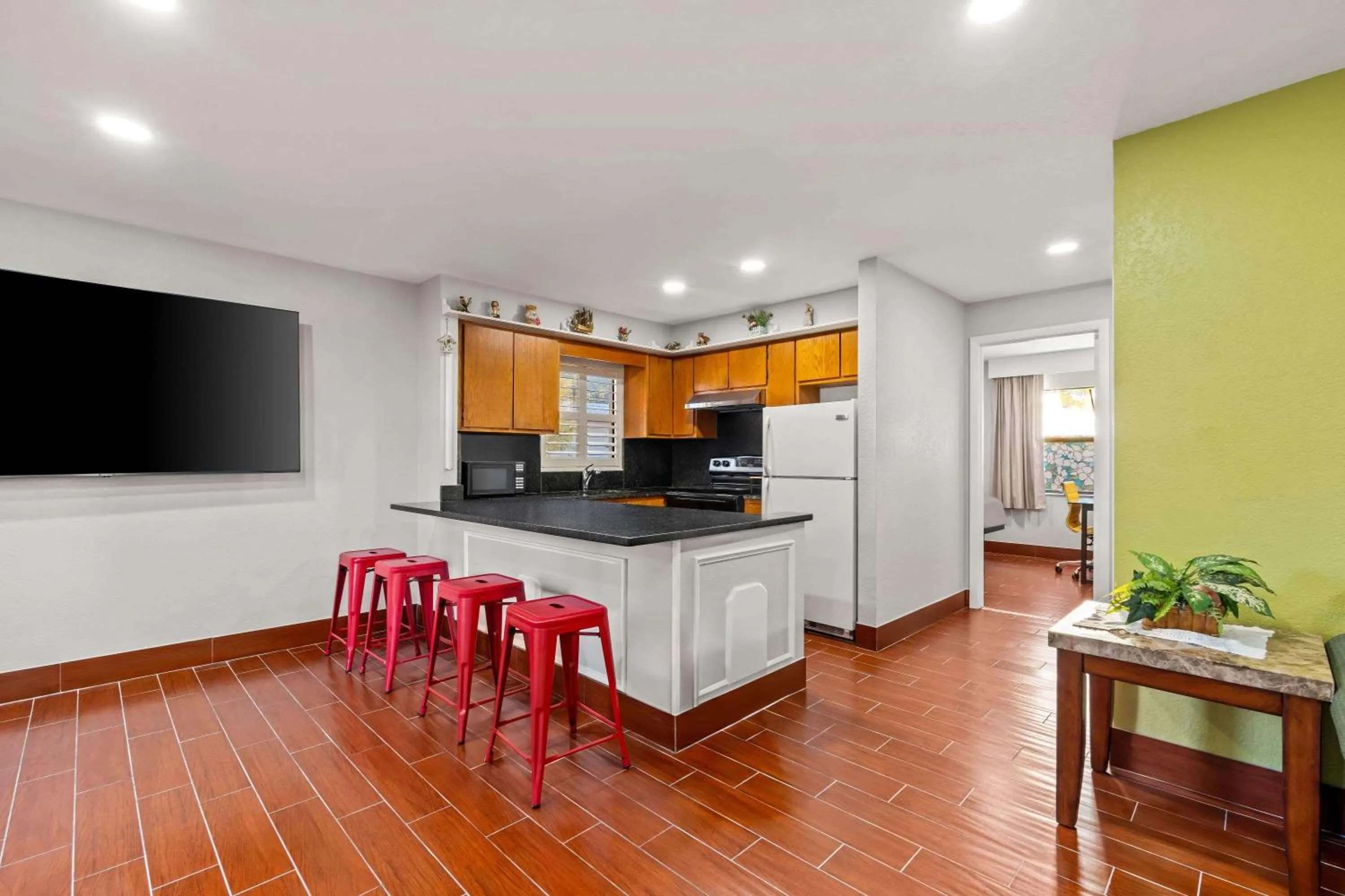 Kitchen or kitchenette in Travelodge by Wyndham Hotel & Cottages St Augustine - Historic