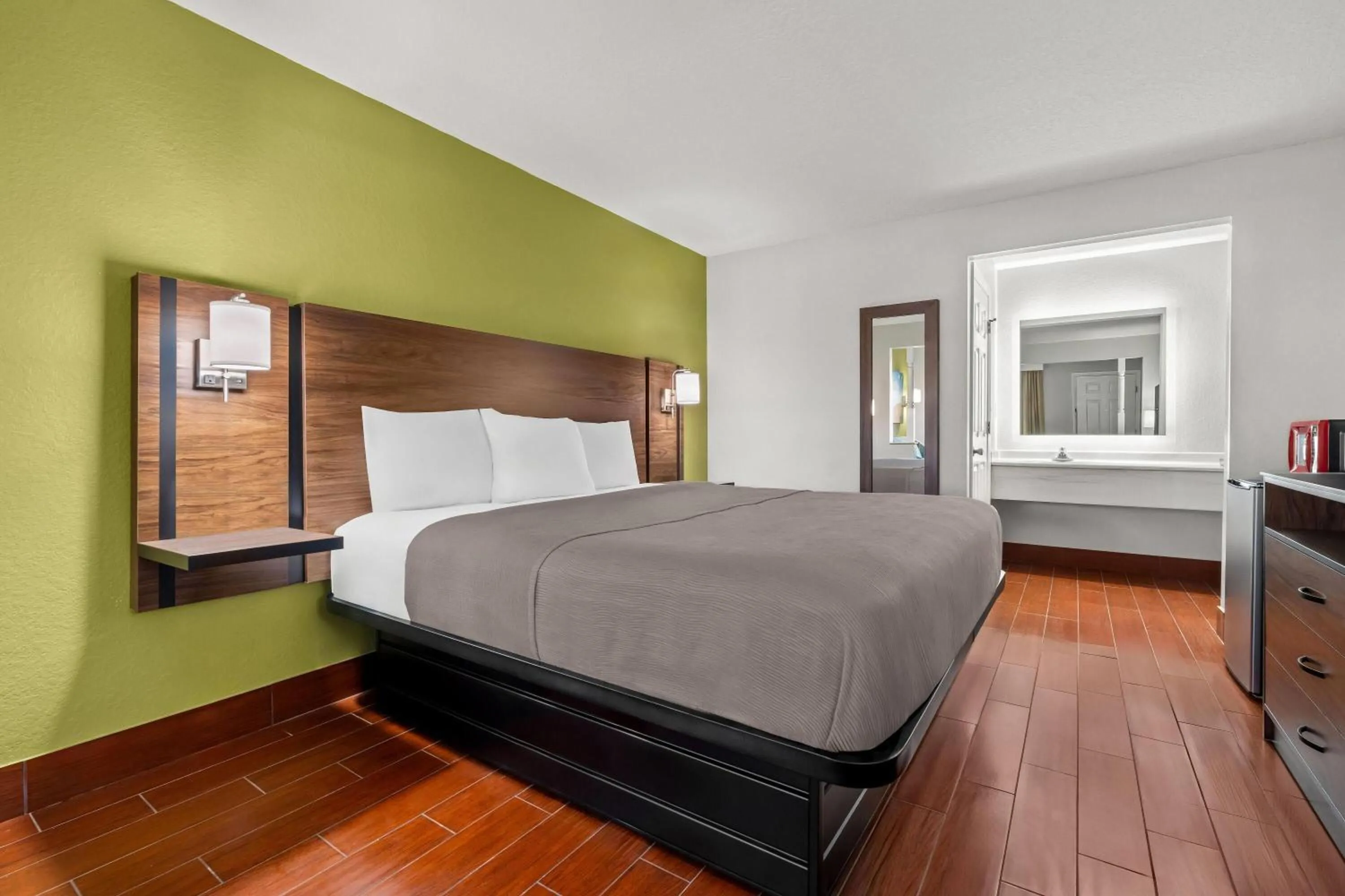 Bed in Travelodge by Wyndham Hotel & Cottages St Augustine - Historic