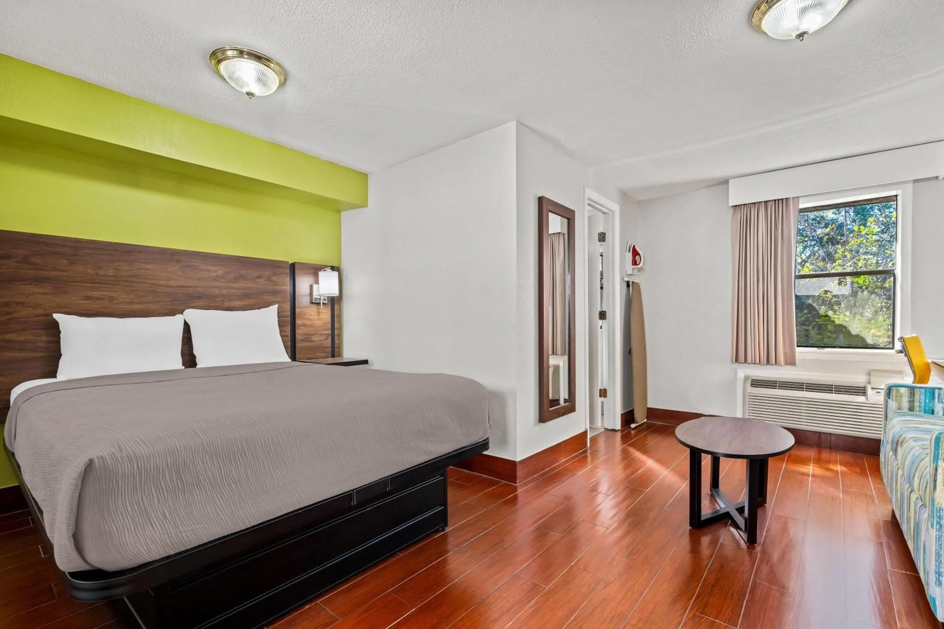 Photo of the whole room, Bed in Travelodge by Wyndham Hotel & Cottages St Augustine - Historic