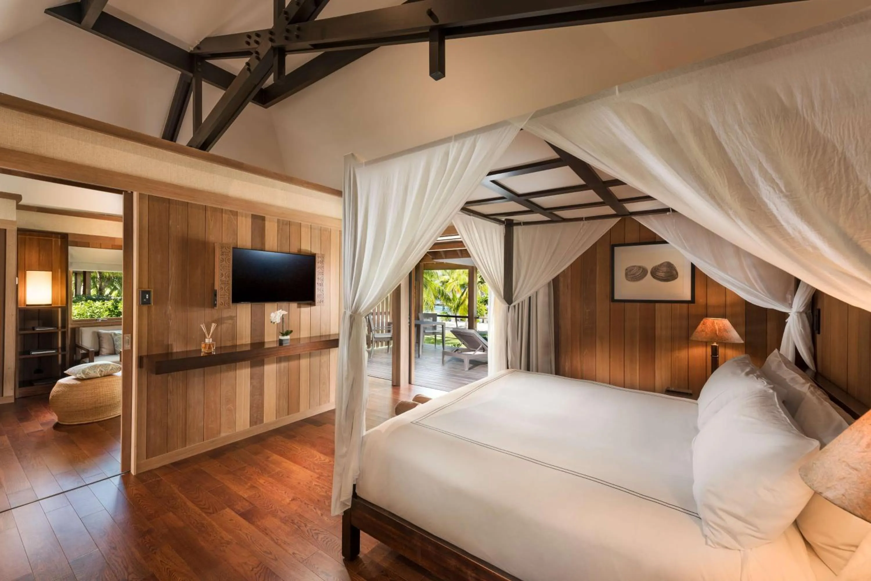 Communal lounge/ TV room, Bed in Conrad Bora Bora Nui