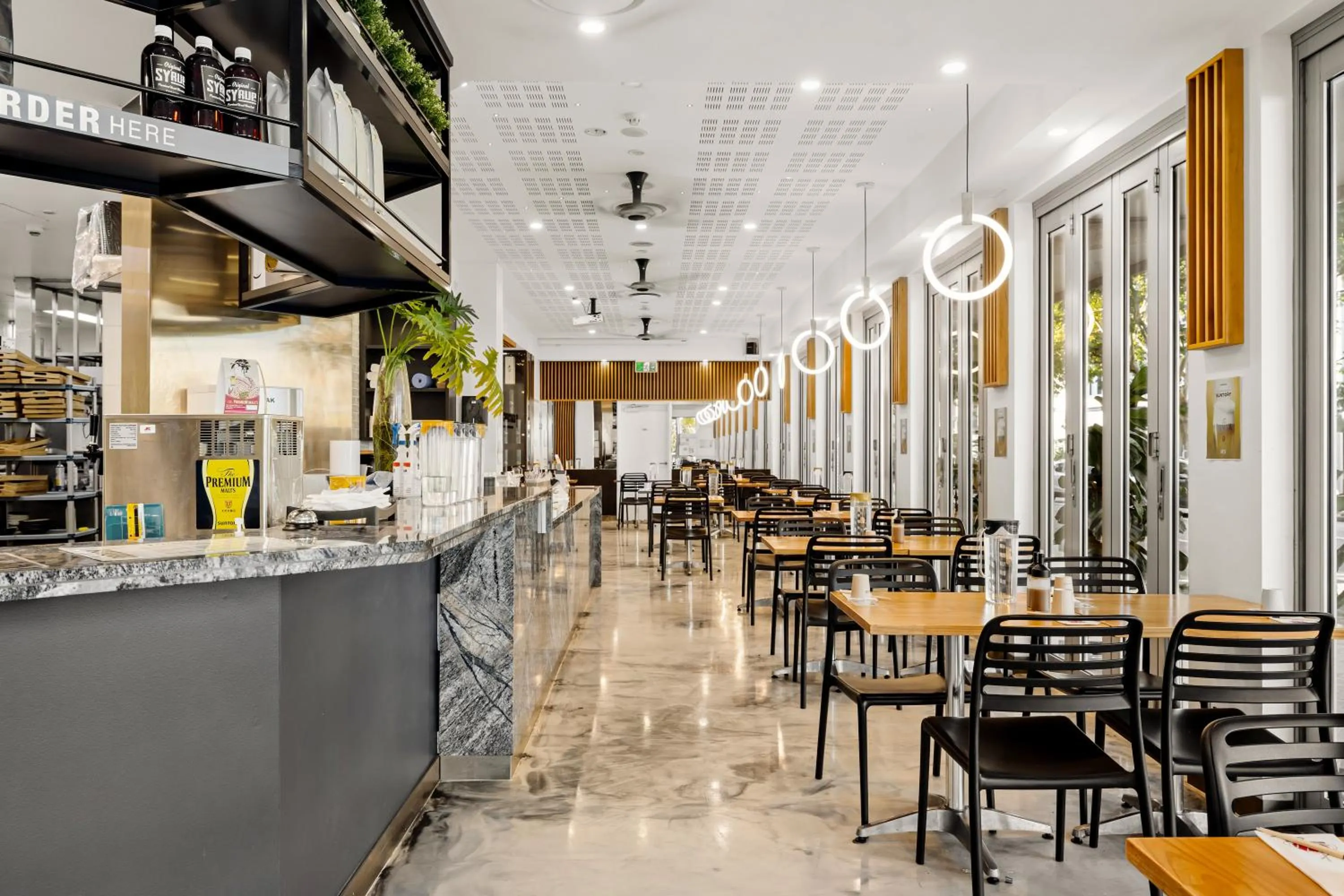 Restaurant/places to eat in Jephson Hotel & Apartments