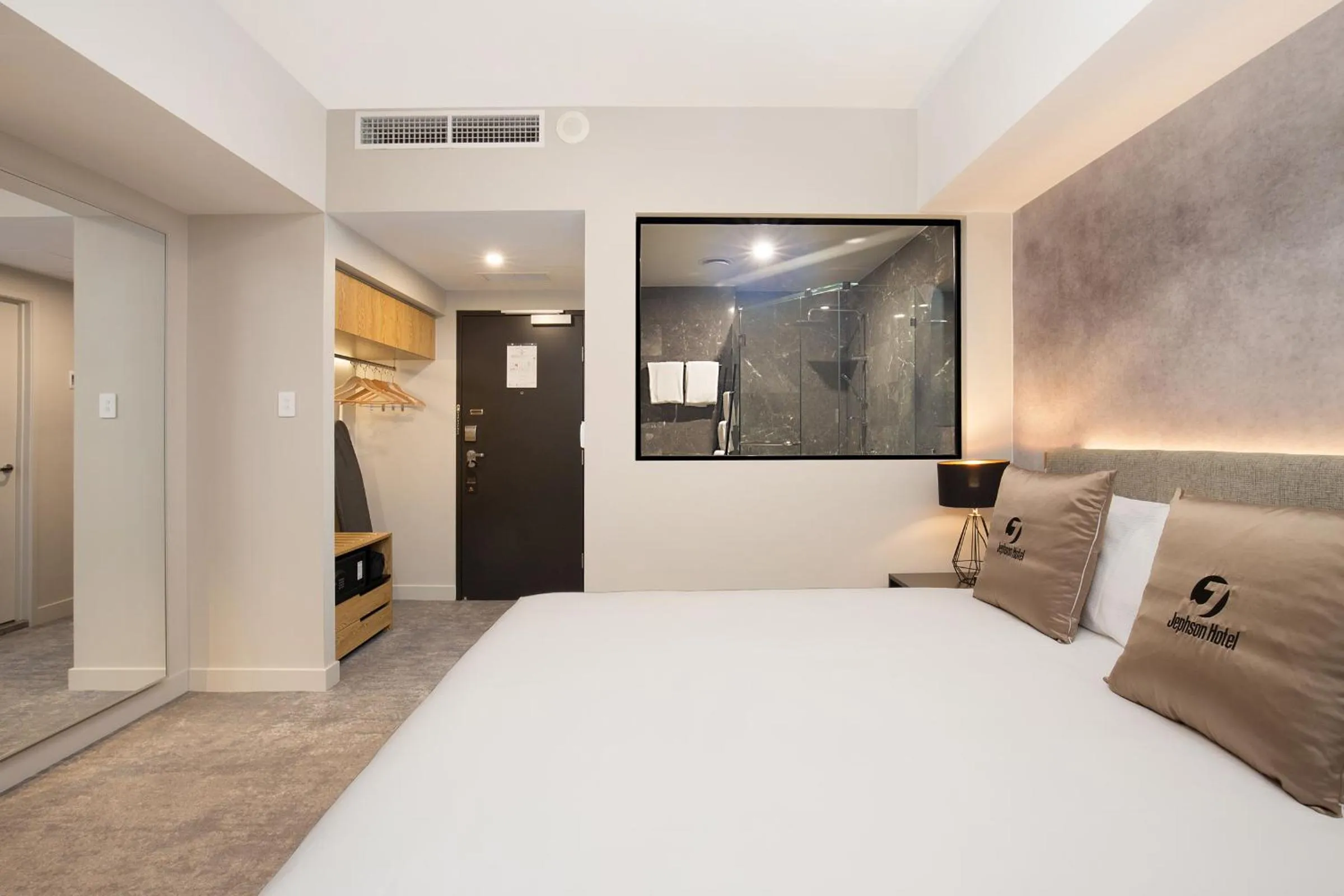 Photo of the whole room, Bed in Jephson Hotel & Apartments
