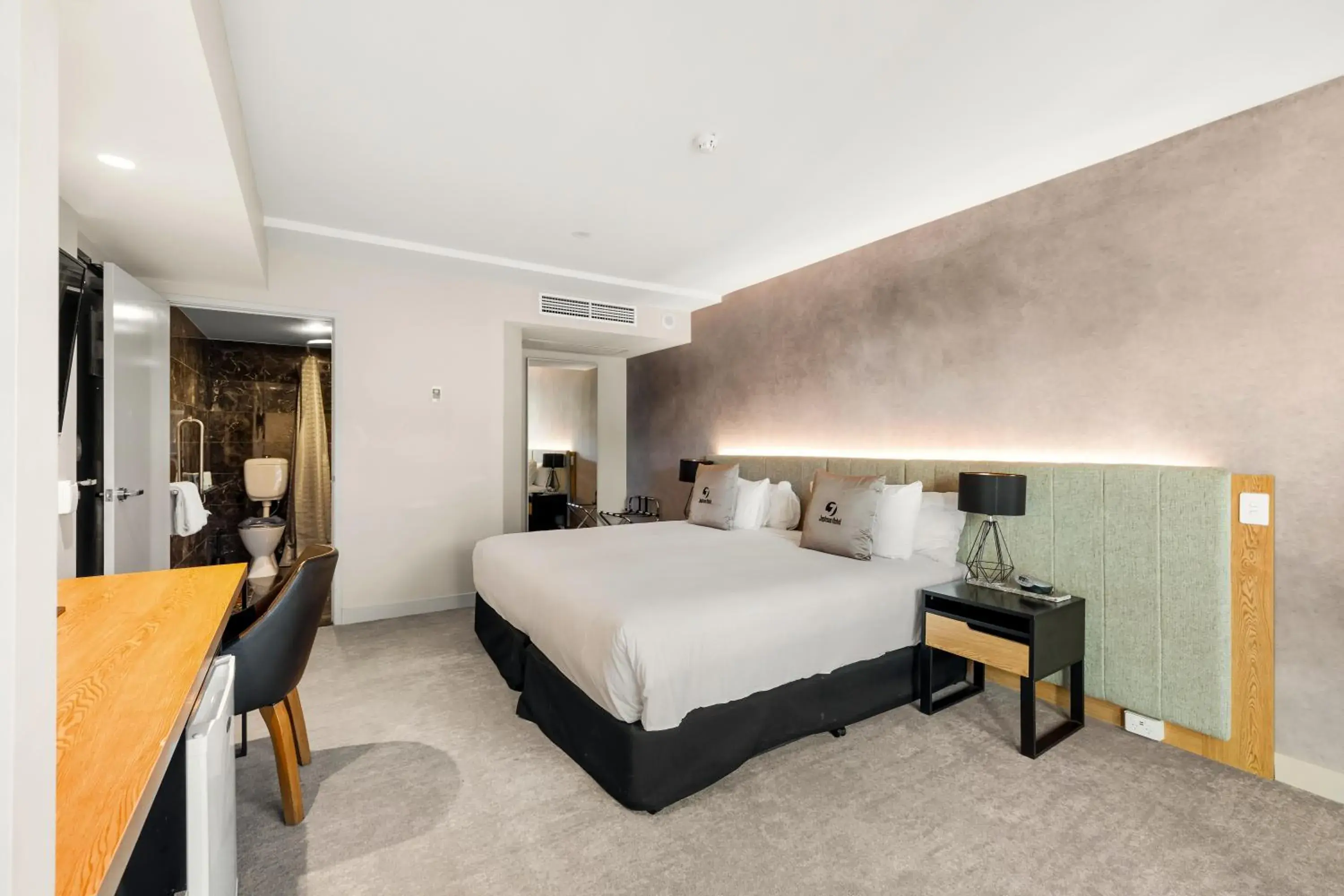 Double Room - Disability Access in Jephson Hotel & Apartments Double Room - Disability Access in Jephson Hotel & Apartments