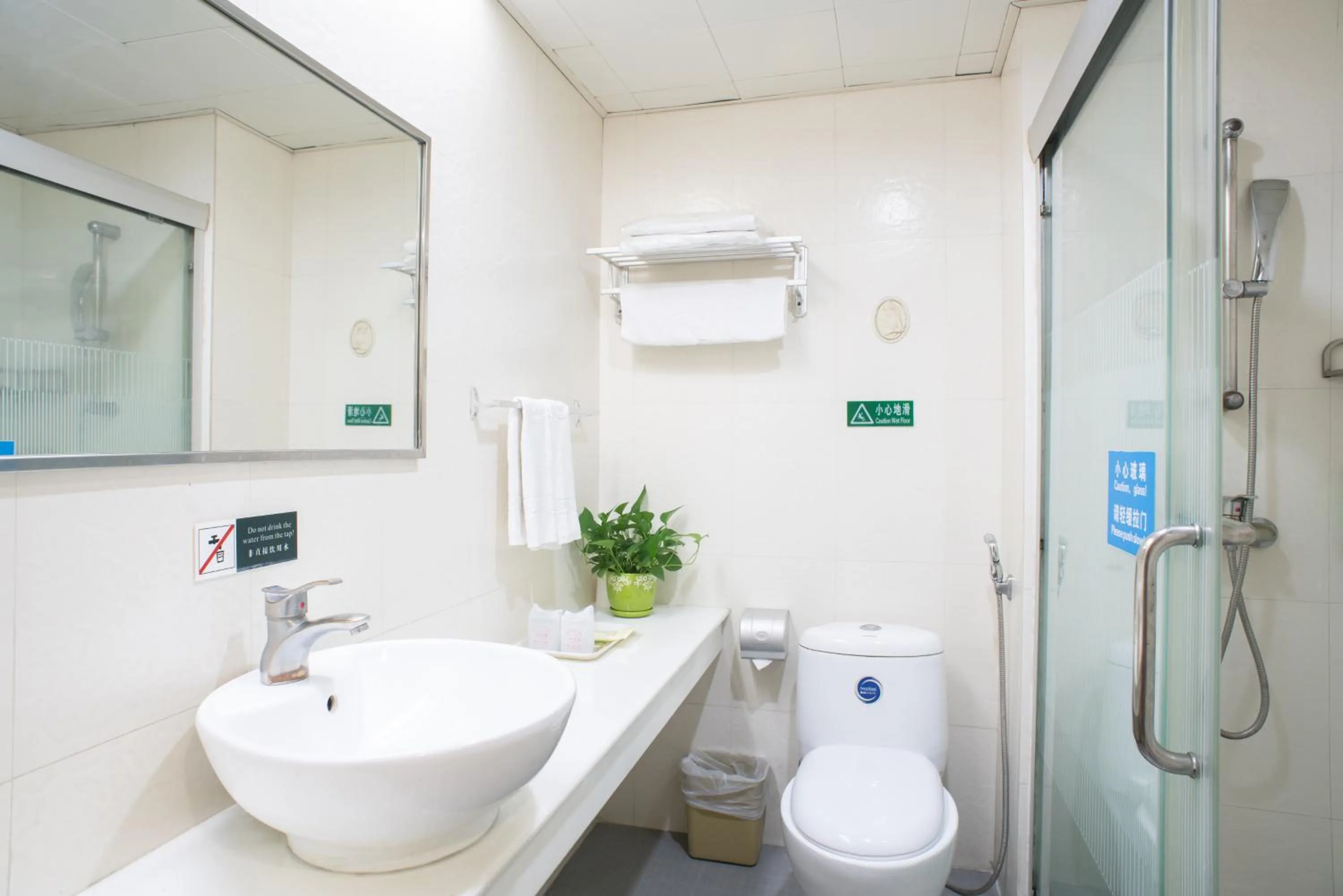 Toilet, Bathroom in Guangzhou Xin Yue Xin Hotel