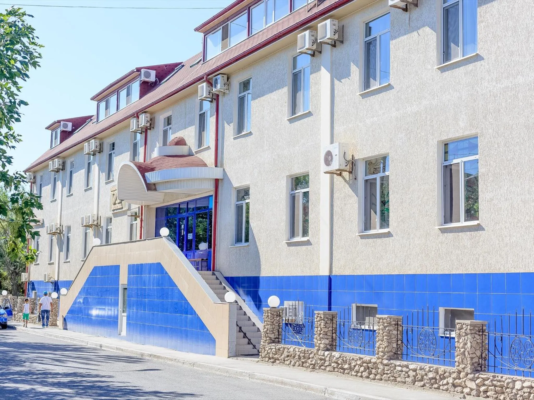 Facade/entrance in Victoria Palace
