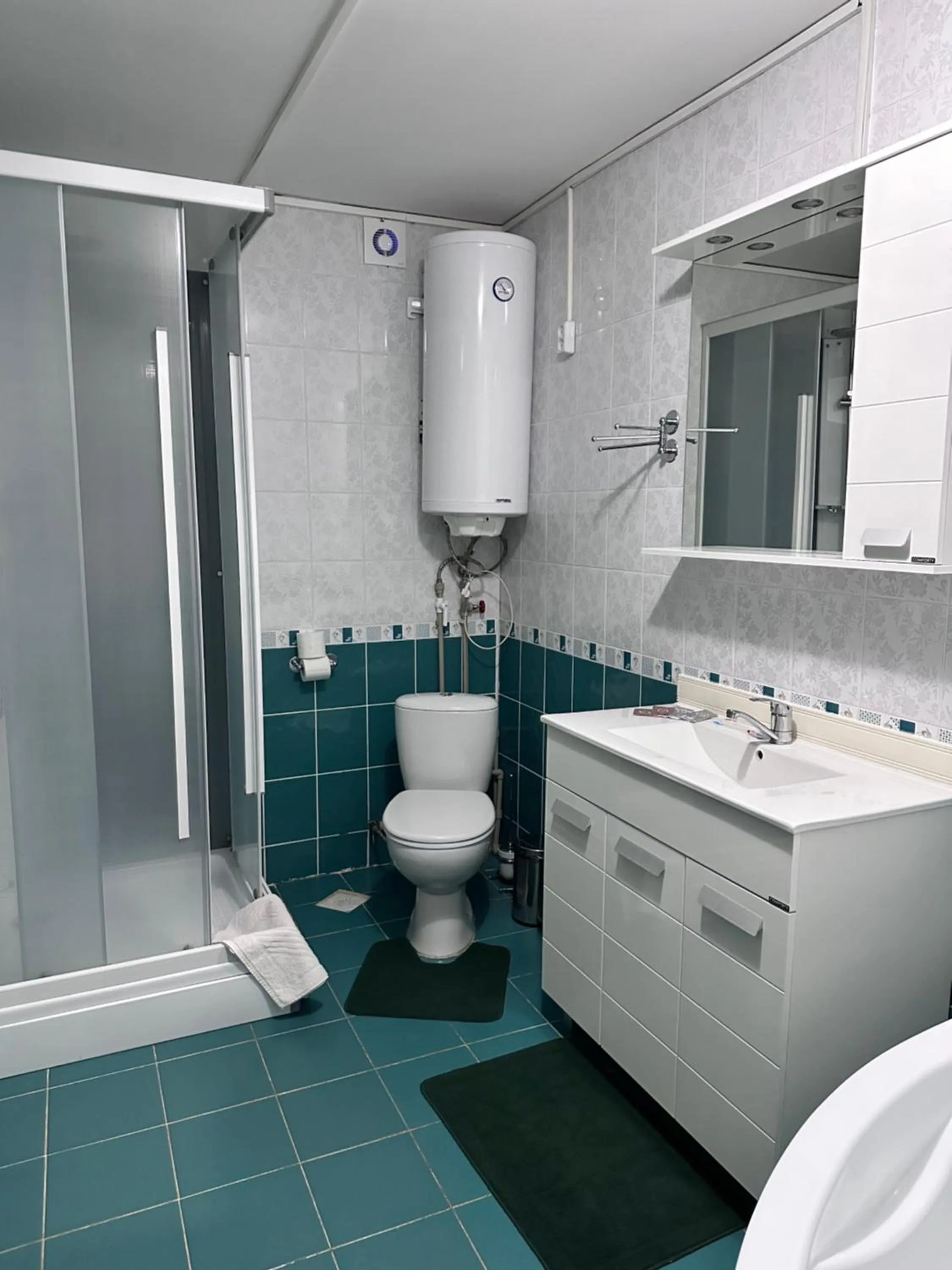 Shower in Victoria Palace