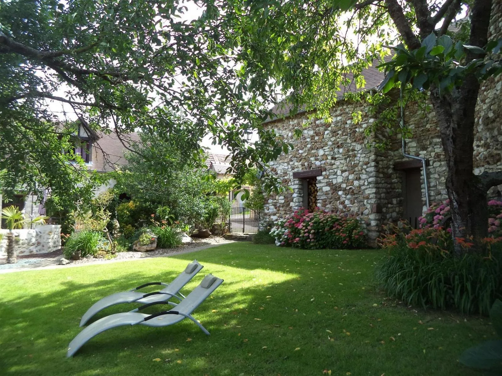 Property building in Trois logements indépendant au Grande Vigne