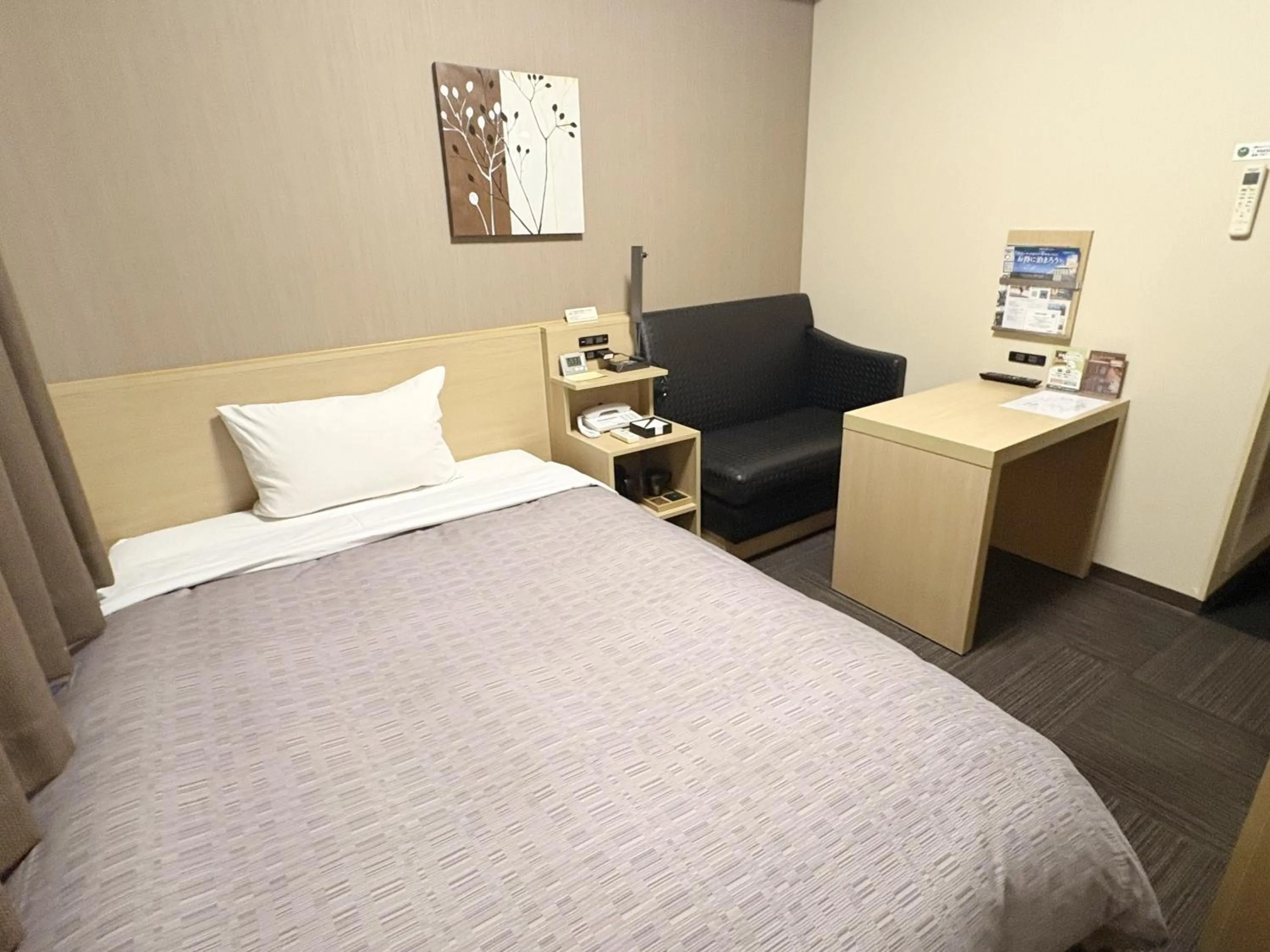 Photo of the whole room, Bed in Hotel Route-inn Utsunomiya Yuinomori -Lightline Yuinomori Nishi Ekimae-