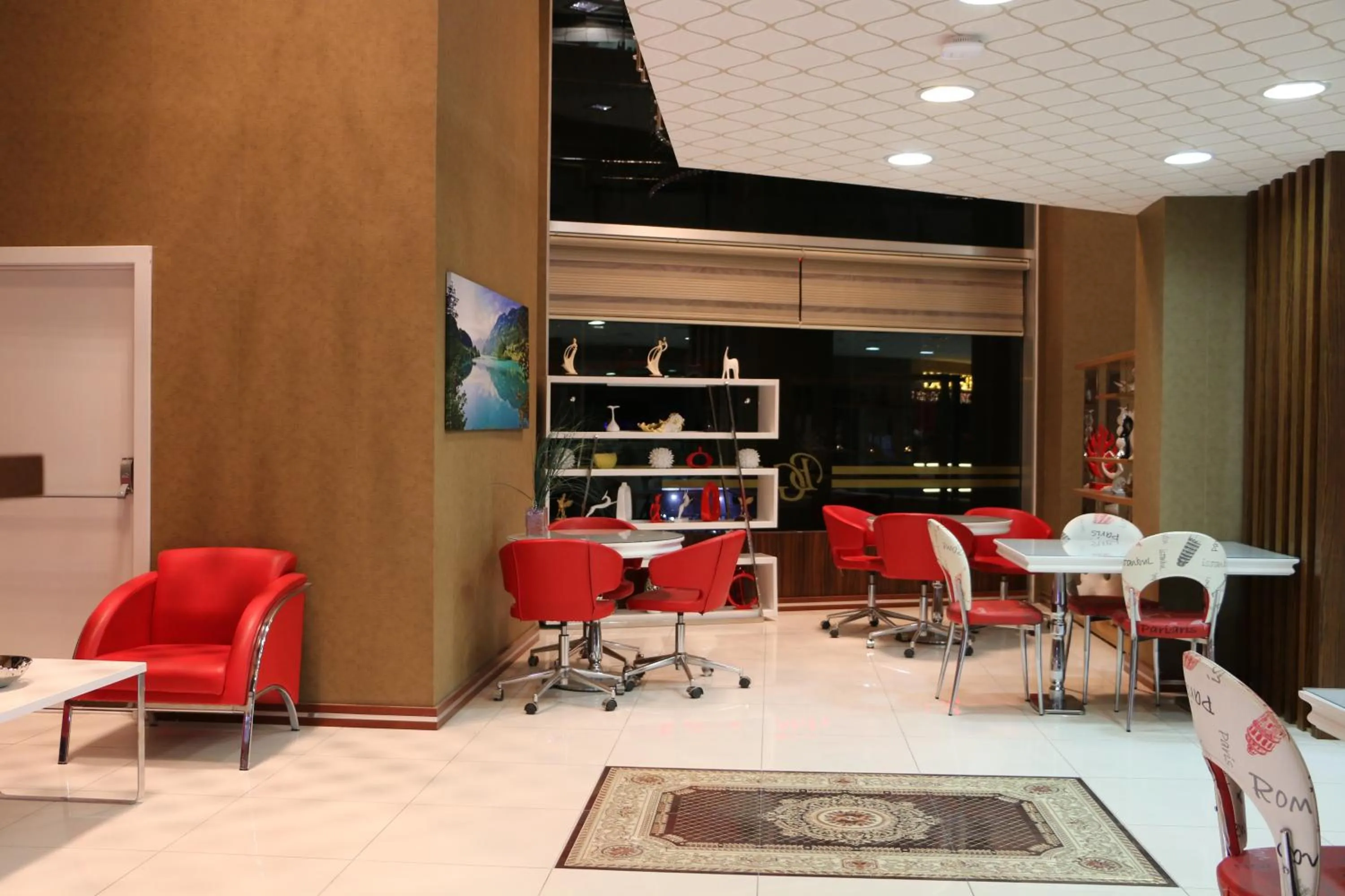 Communal lounge/ TV room in Business Grand Hotel