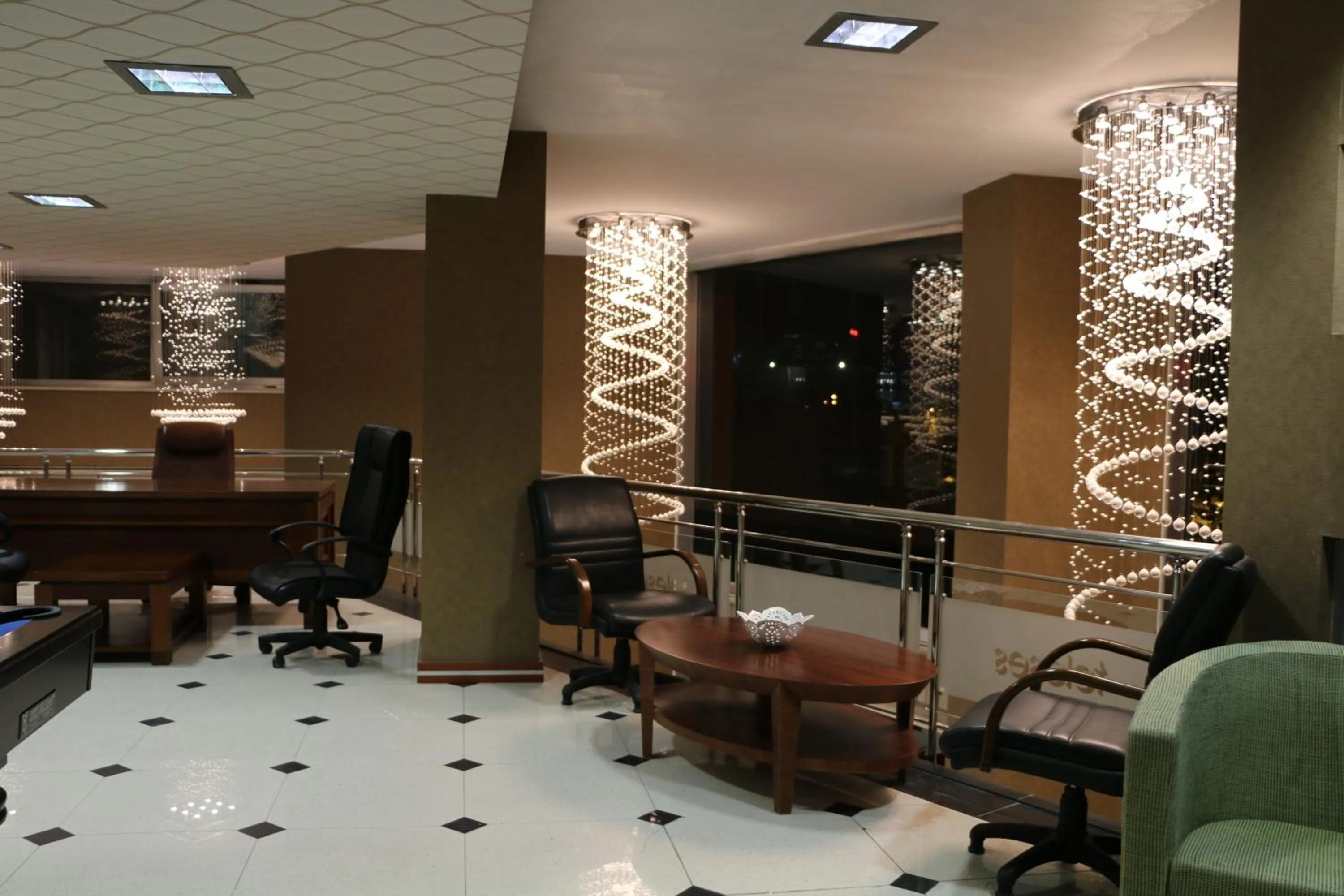 Communal lounge/ TV room in Business Grand Hotel