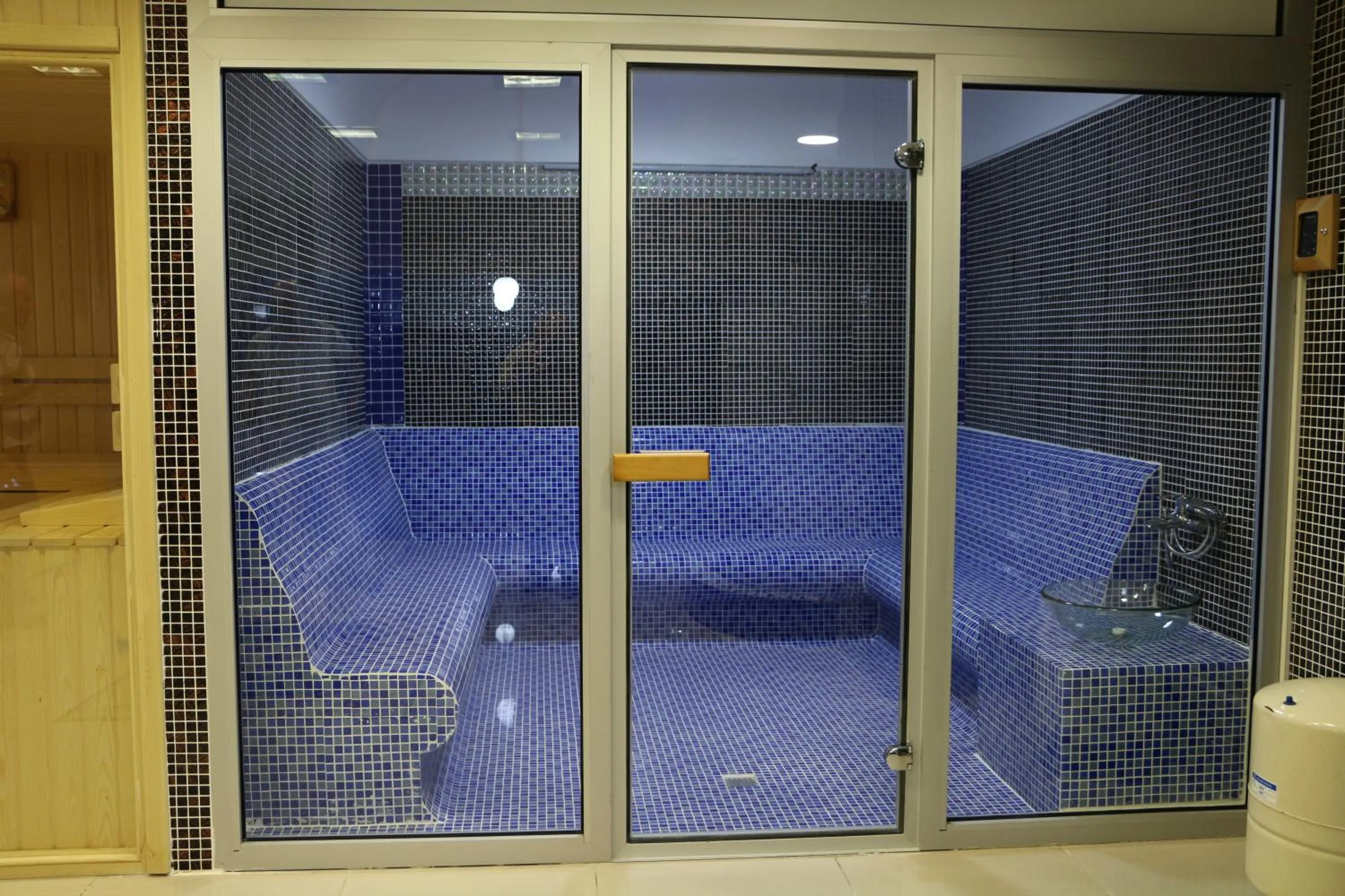 Steam room in Business Grand Hotel