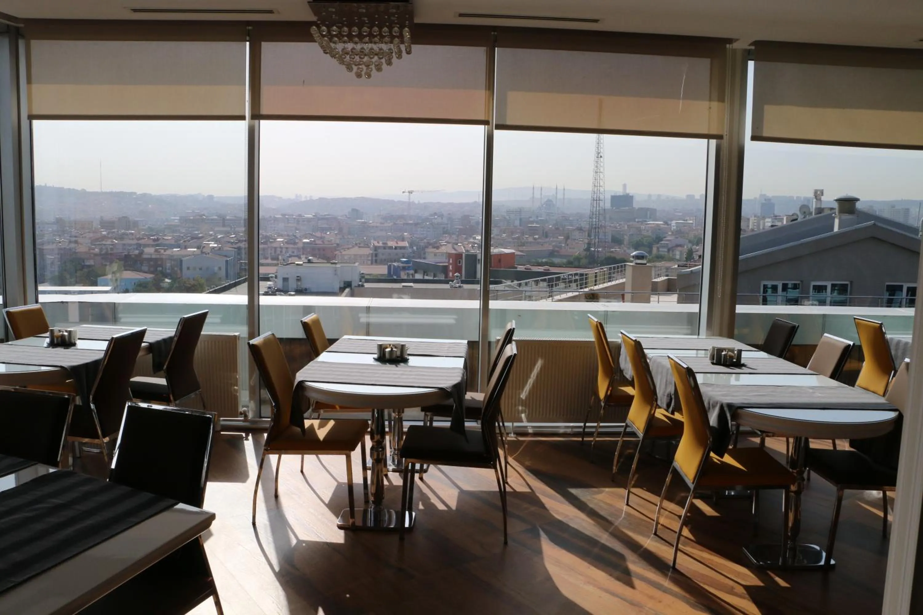 Restaurant/places to eat in Business Grand Hotel