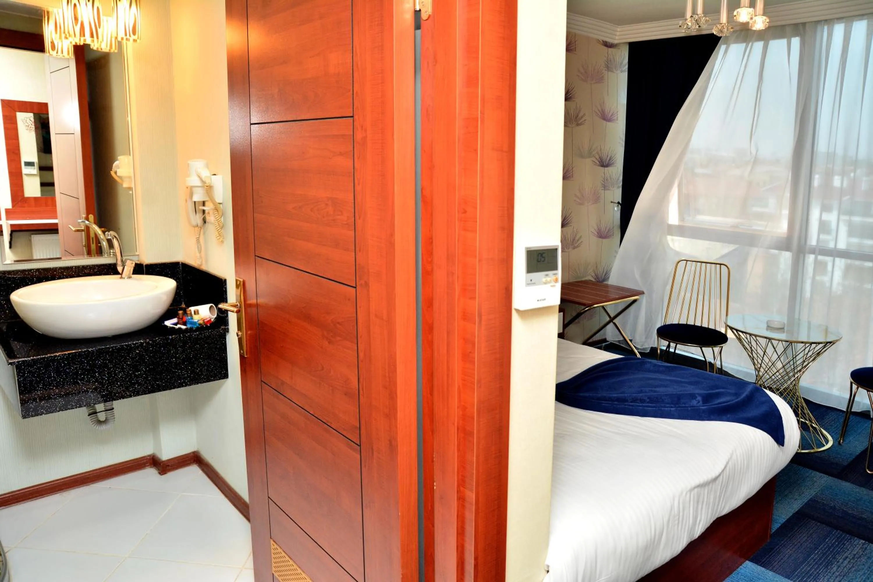 Photo of the whole room, Bed in Business Grand Hotel