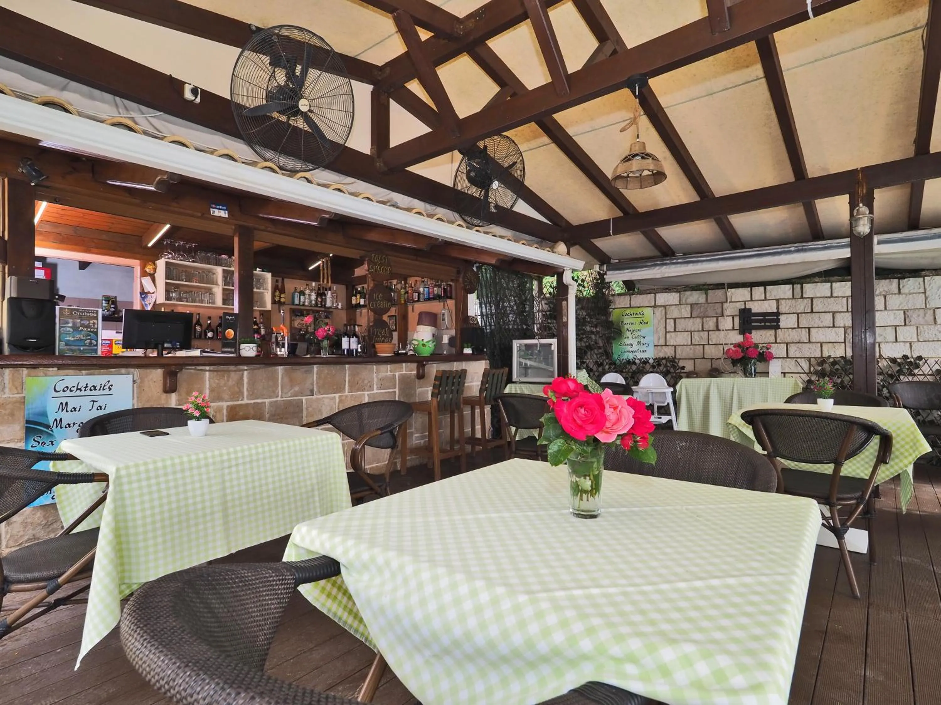 Restaurant/places to eat in Bella Vista Hotel Studios & Apartments