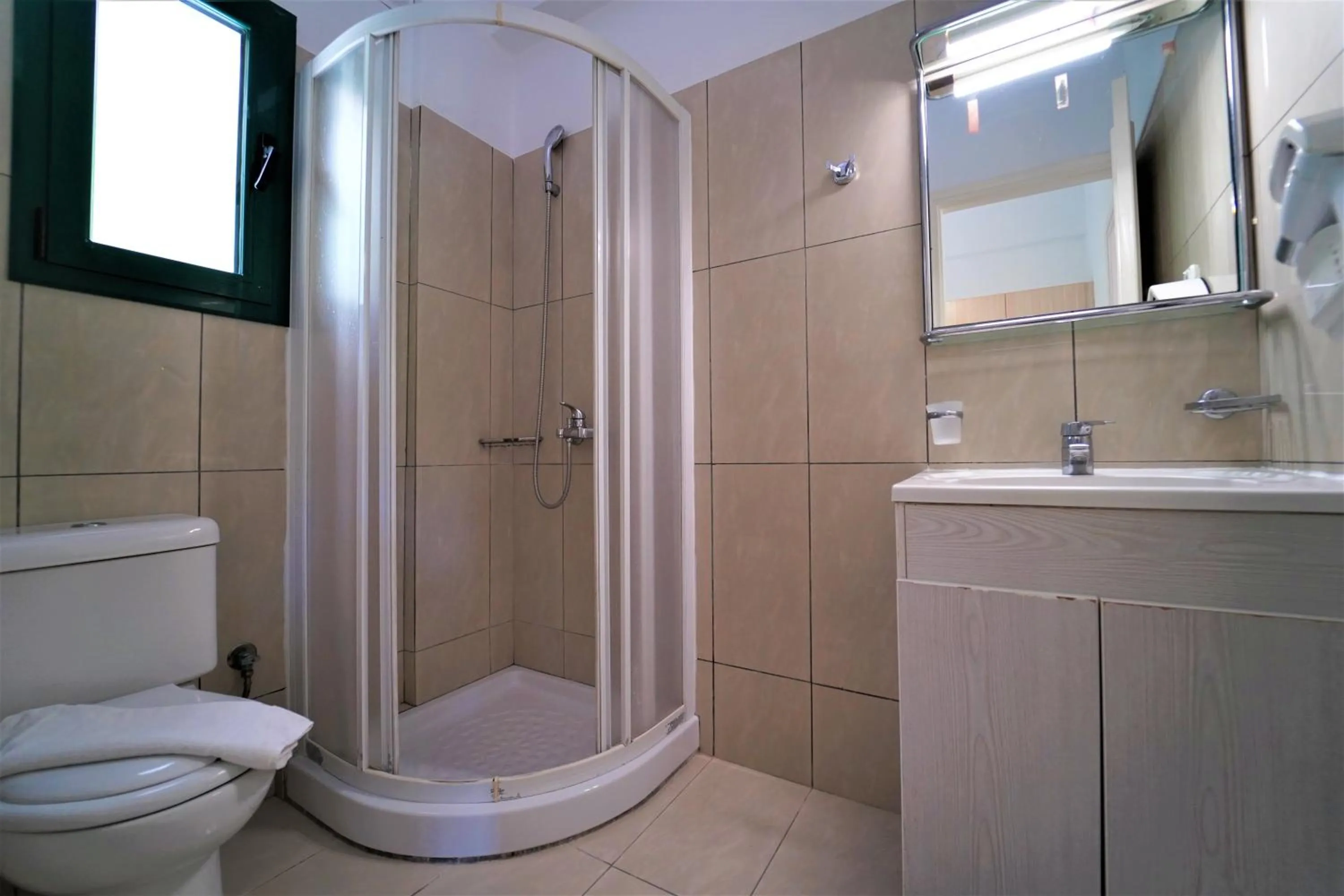 Shower in Bella Vista Hotel Studios & Apartments