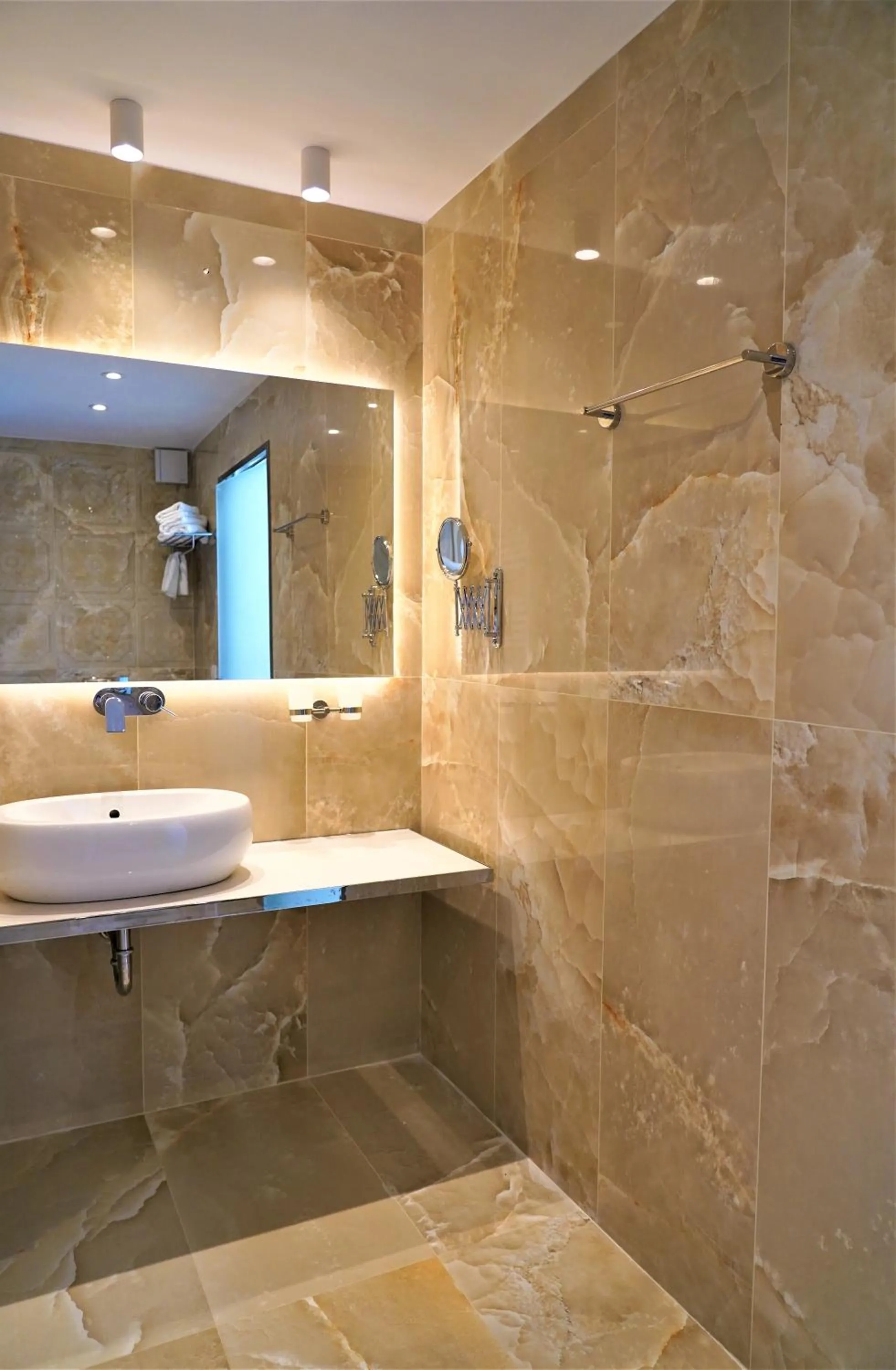 Bathroom in Bella Vista Hotel Studios & Apartments