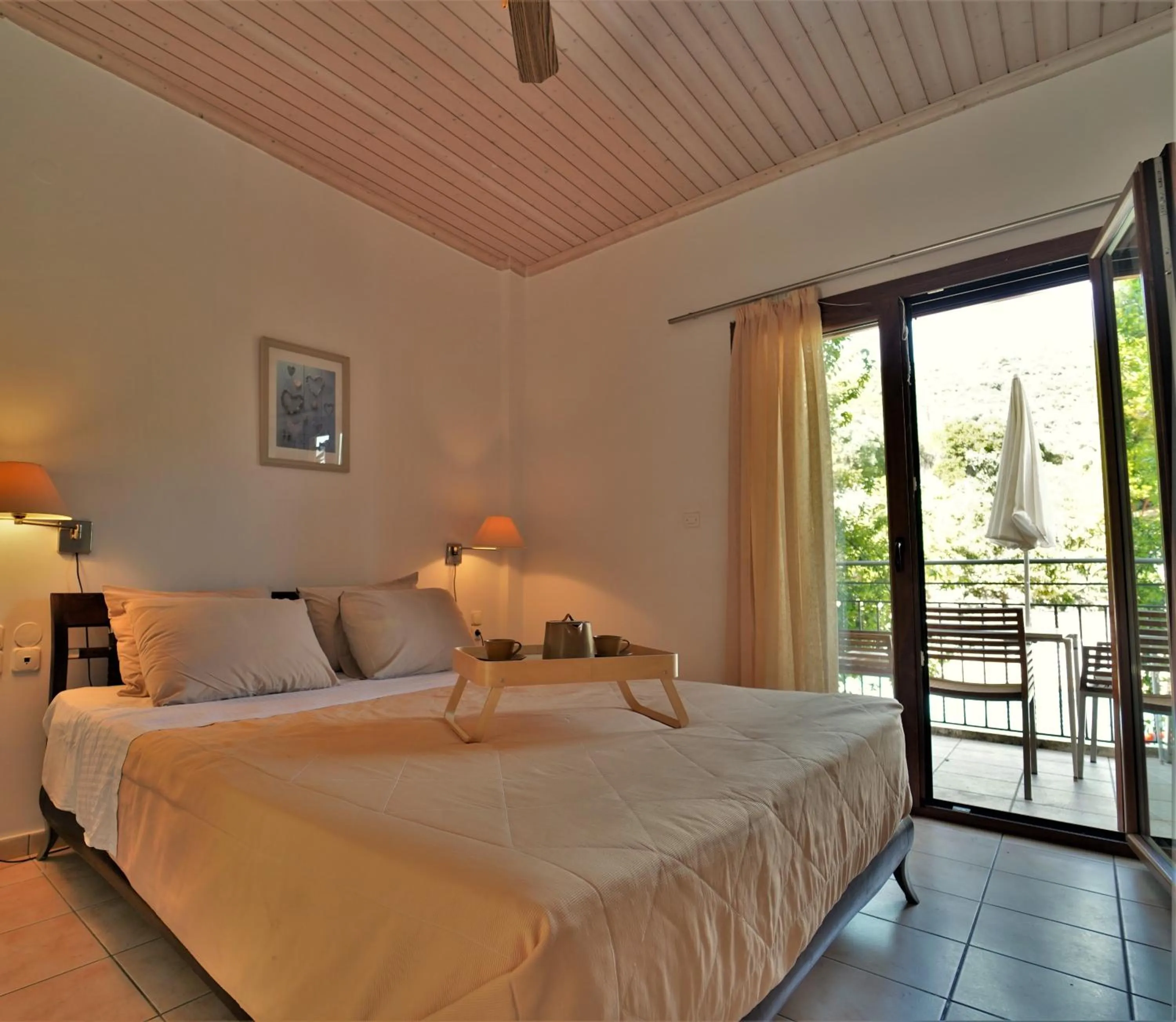 Bed in Bella Vista Hotel Studios & Apartments