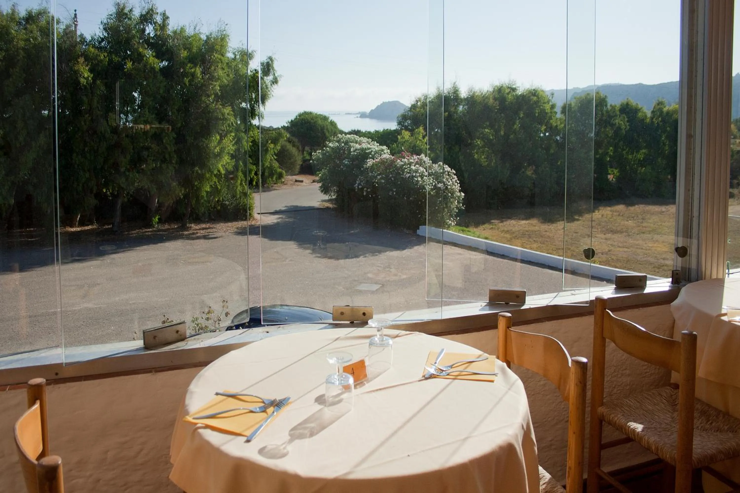 Restaurant/places to eat in Hotel Mirage