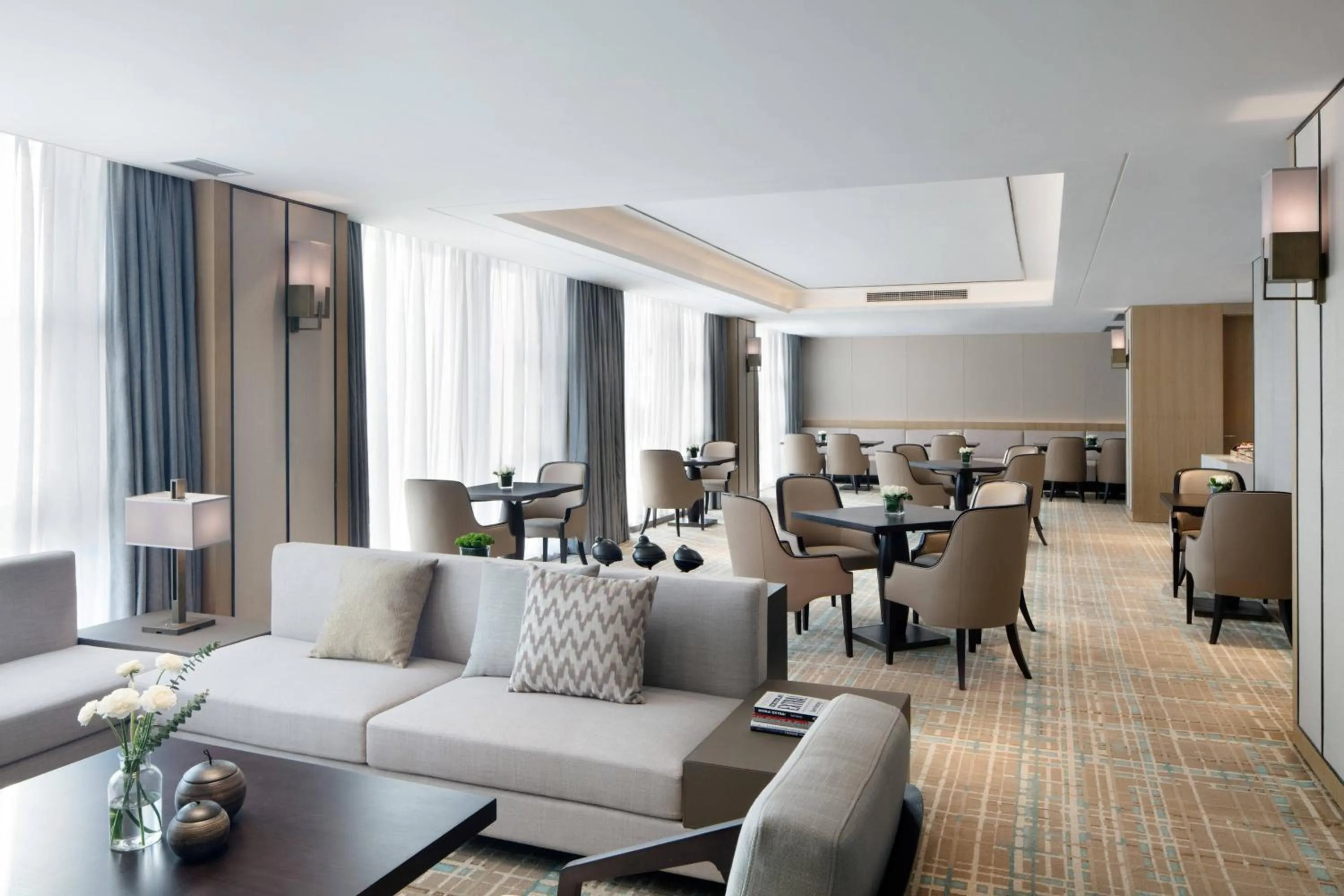 Lounge or bar in Courtyard by Marriott Zhengzhou Airport