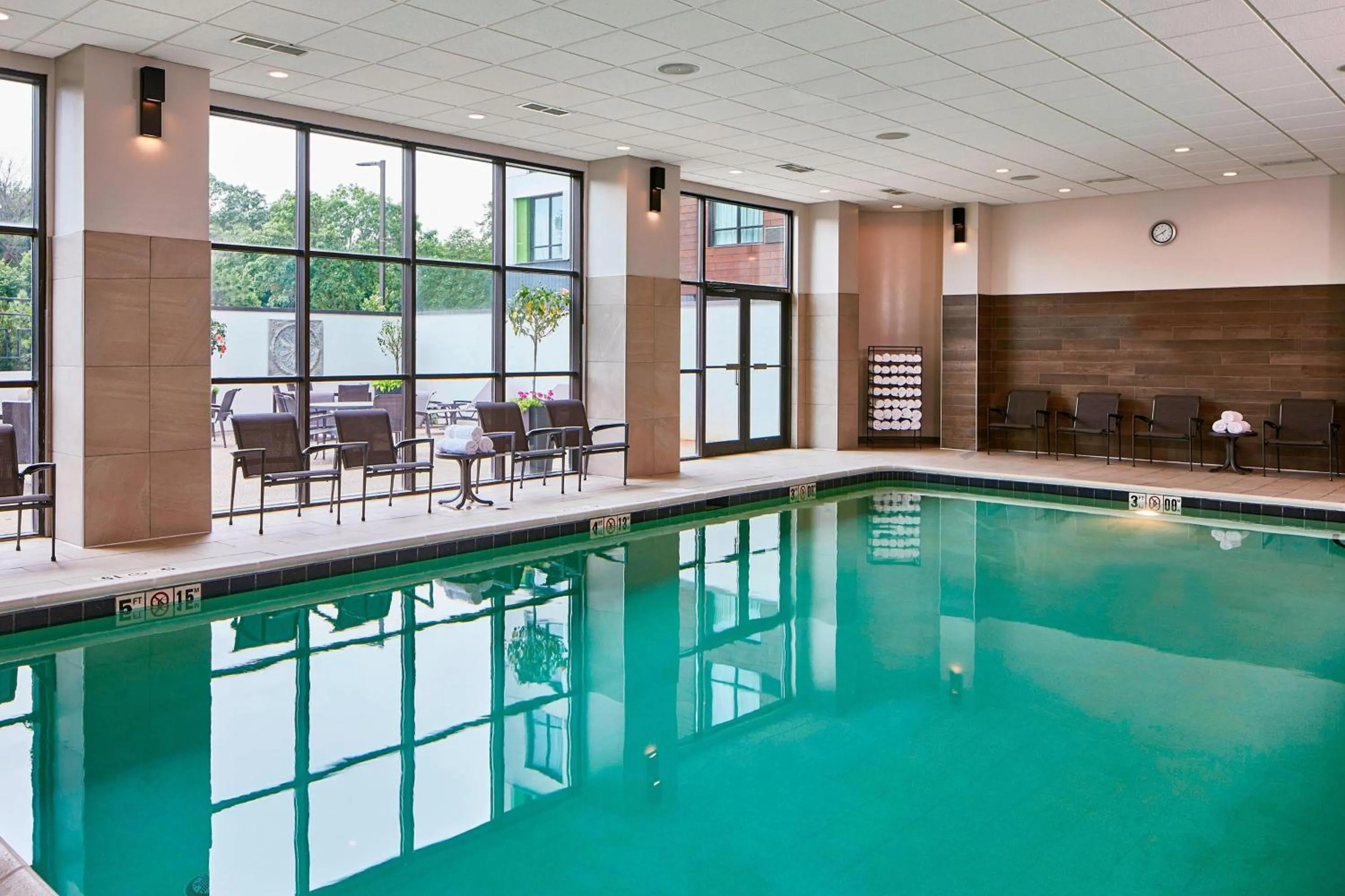 Swimming pool in Courtyard by Marriott Minneapolis West