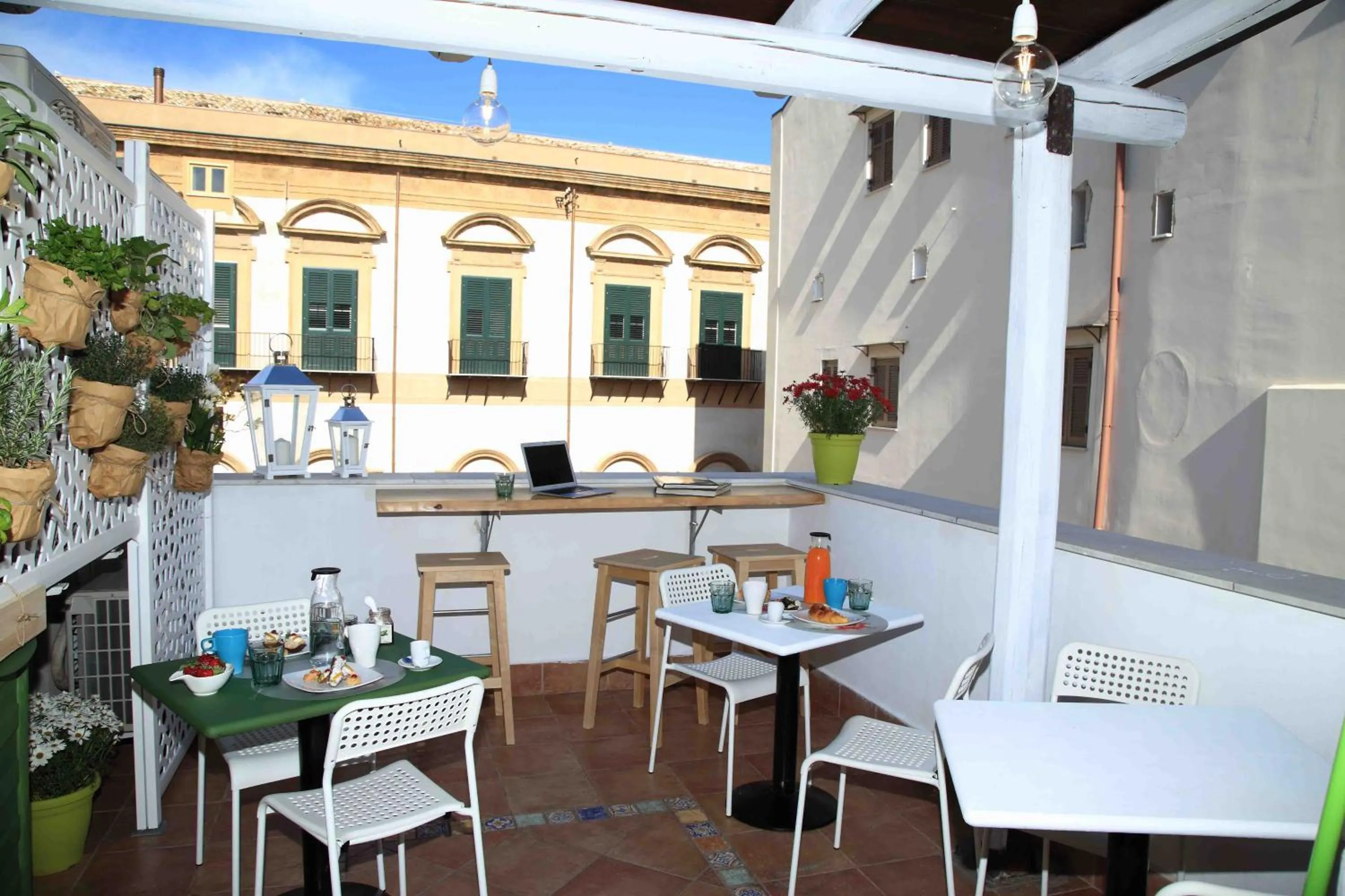 Communal lounge/ TV room in Jardin De France