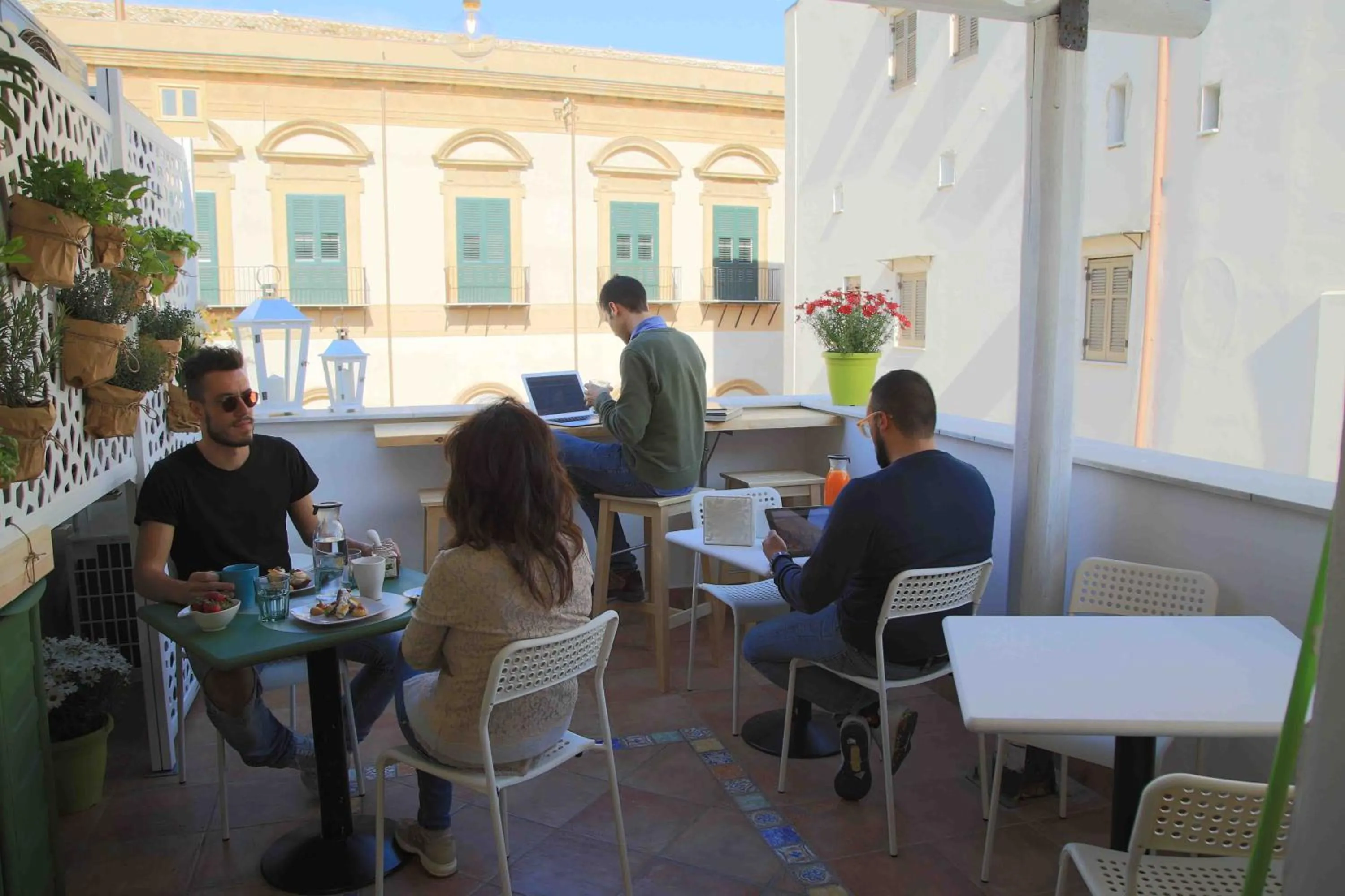 Communal lounge/ TV room in Jardin De France