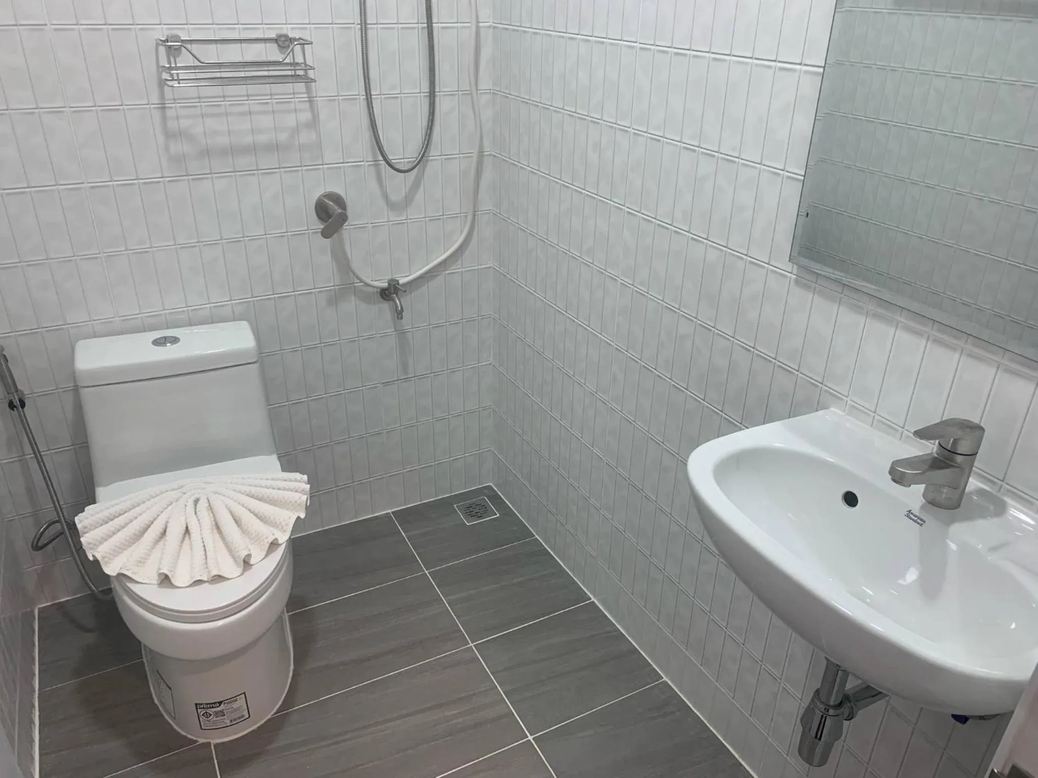 Shower in S2S Queen Trang Hotel