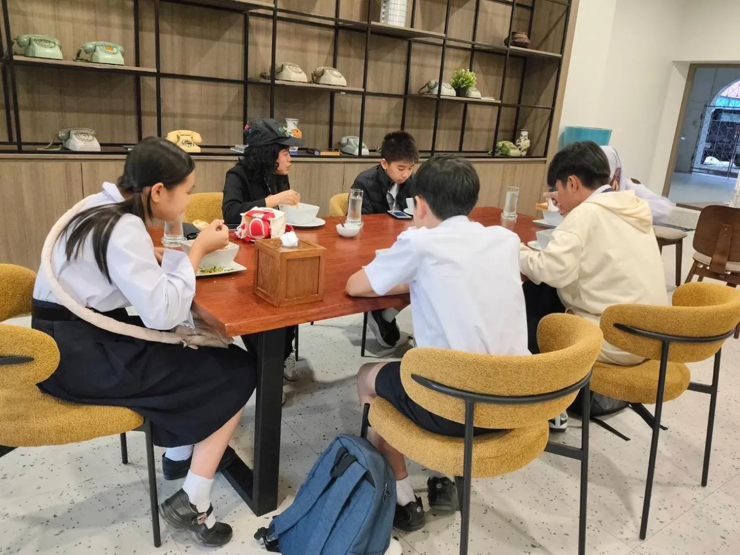 Restaurant/places to eat in S2S Queen Trang Hotel