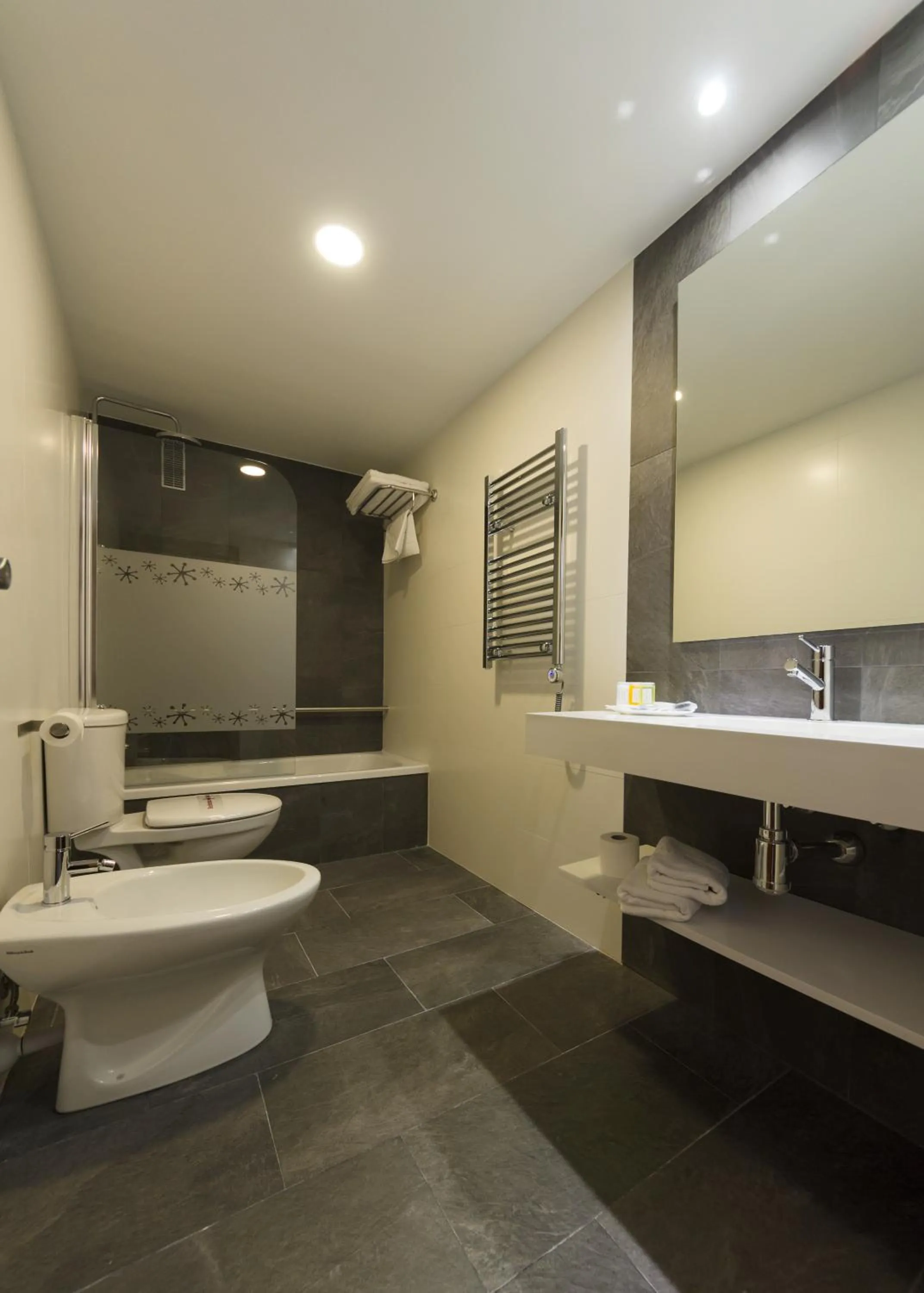 Double Room with Queen Bed and View to a calm street in Hotel Apolo