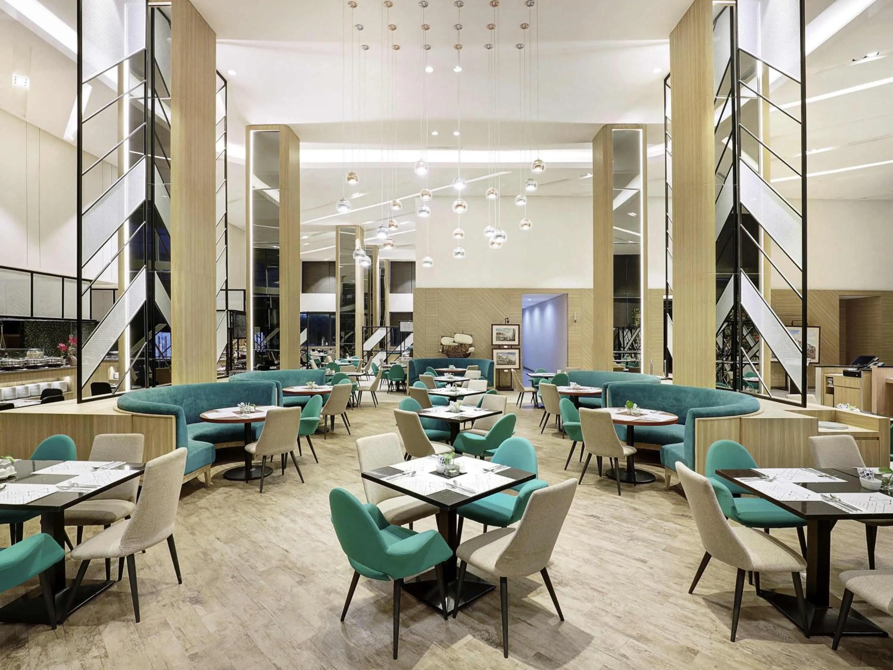 Restaurant/places to eat in Novotel Samator Surabaya Timur