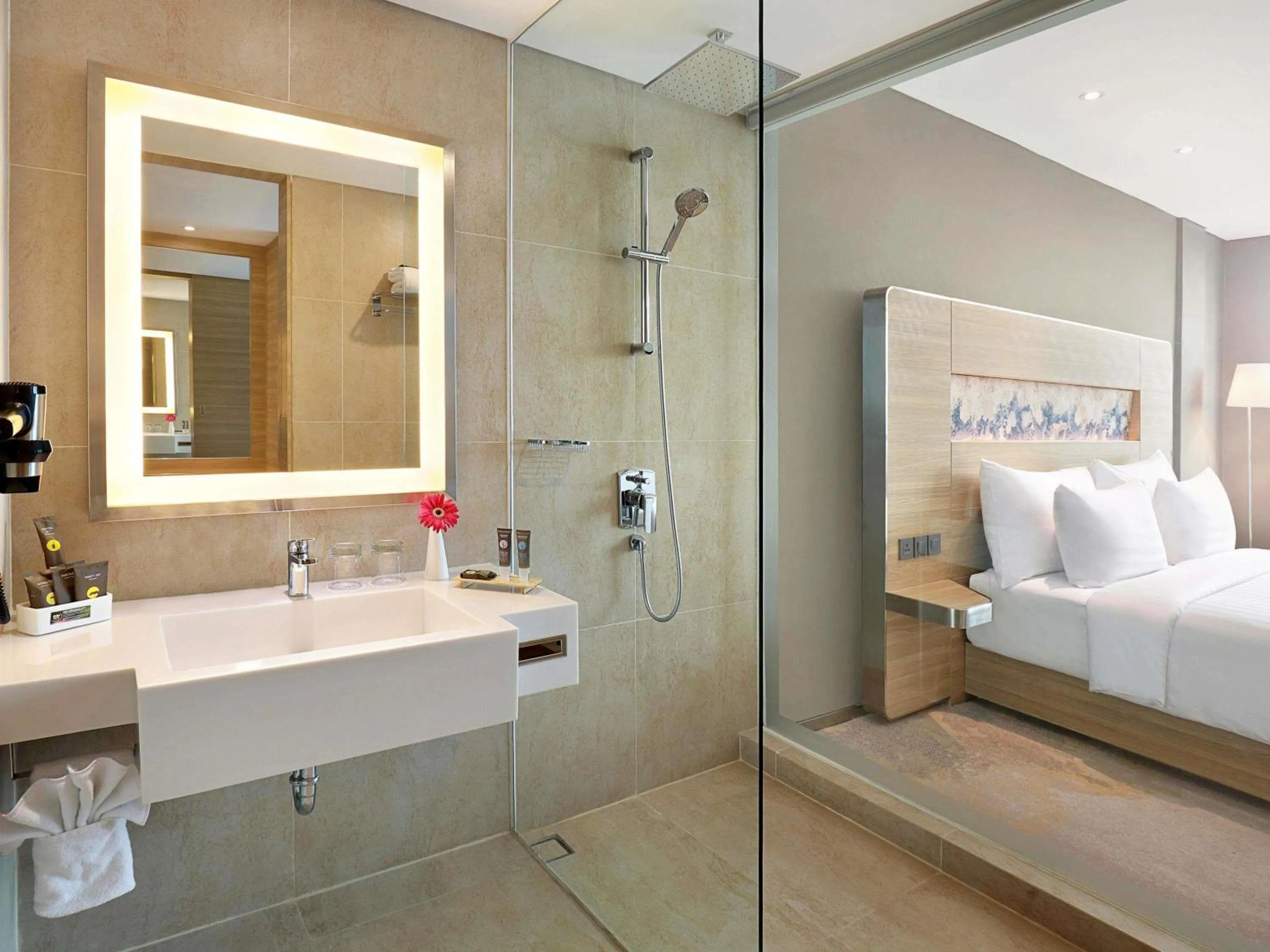 Bedroom, Bed in Novotel Samator Surabaya Timur