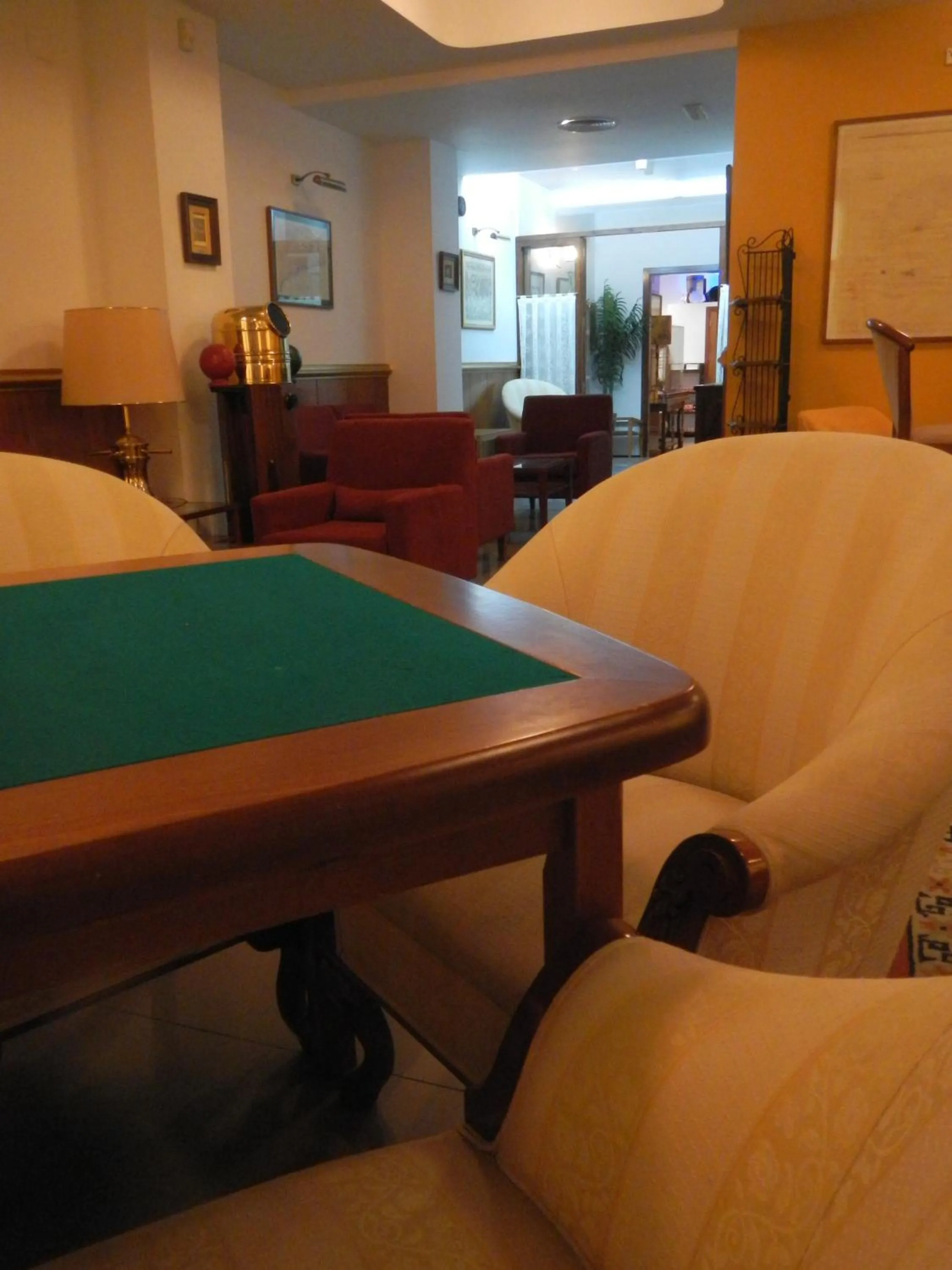 Communal lounge/ TV room in Hostal Vila del Mar