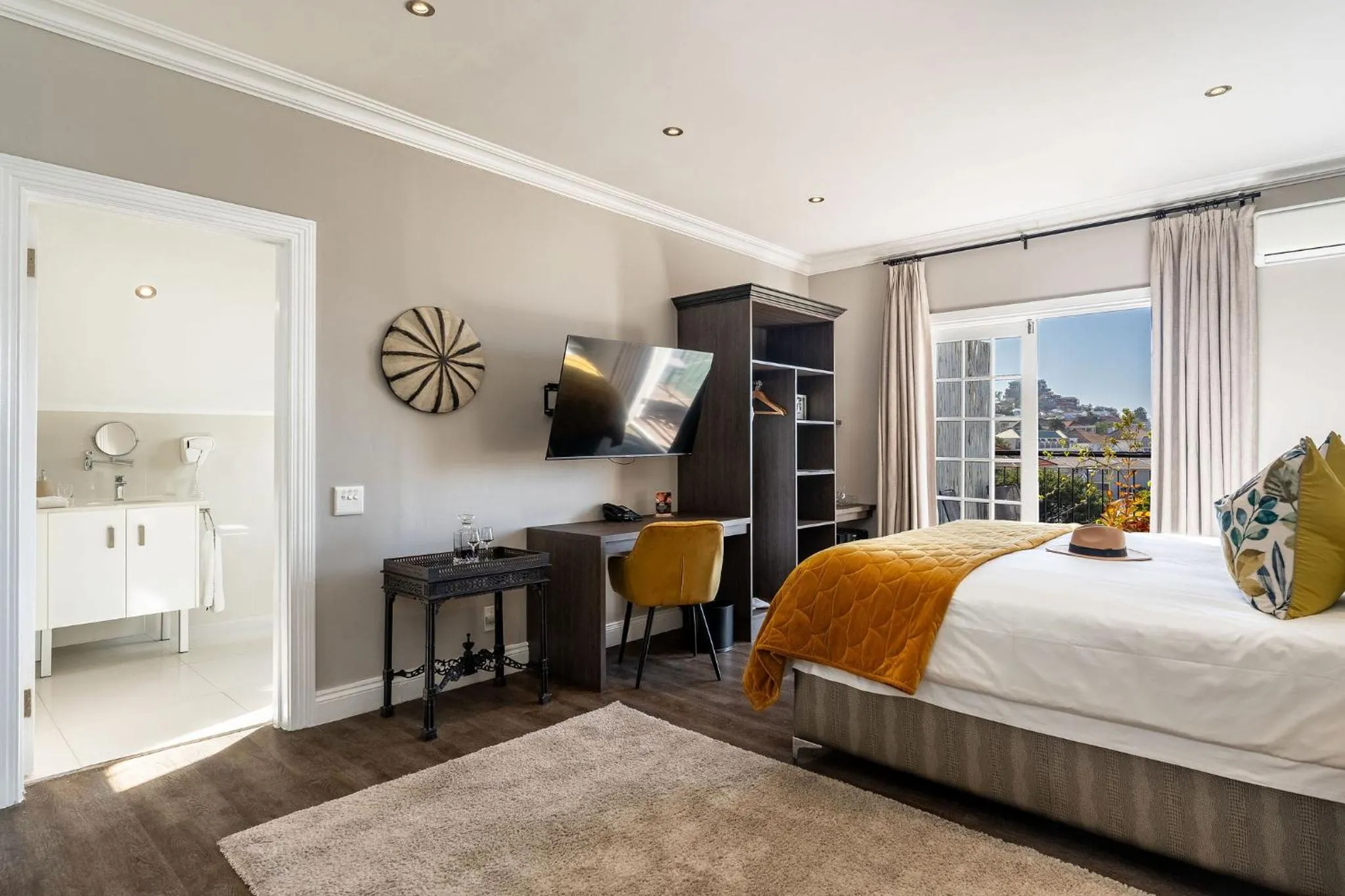 TV and multimedia, Bed in Cloud 9 Boutique Hotel and Spa