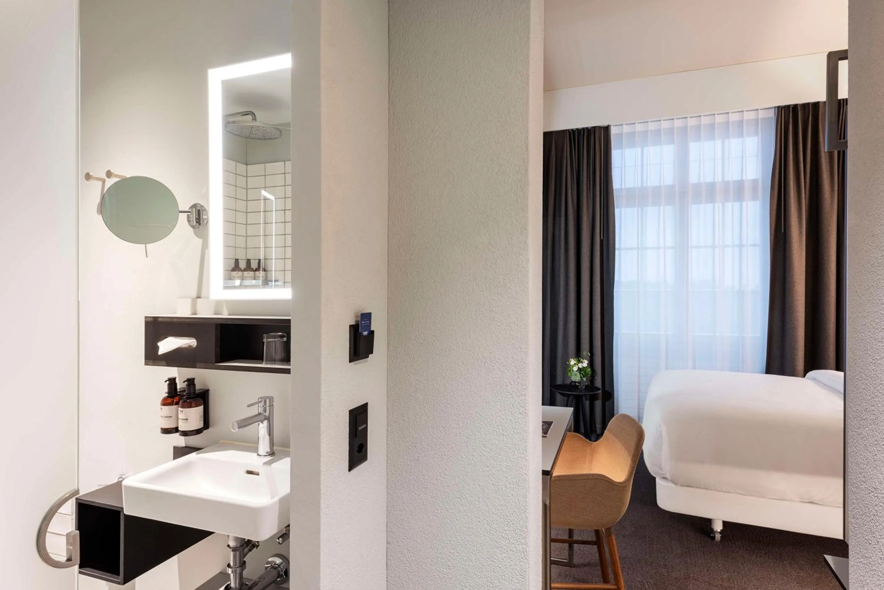 Bedroom, Bed in NH Bern The Bristol