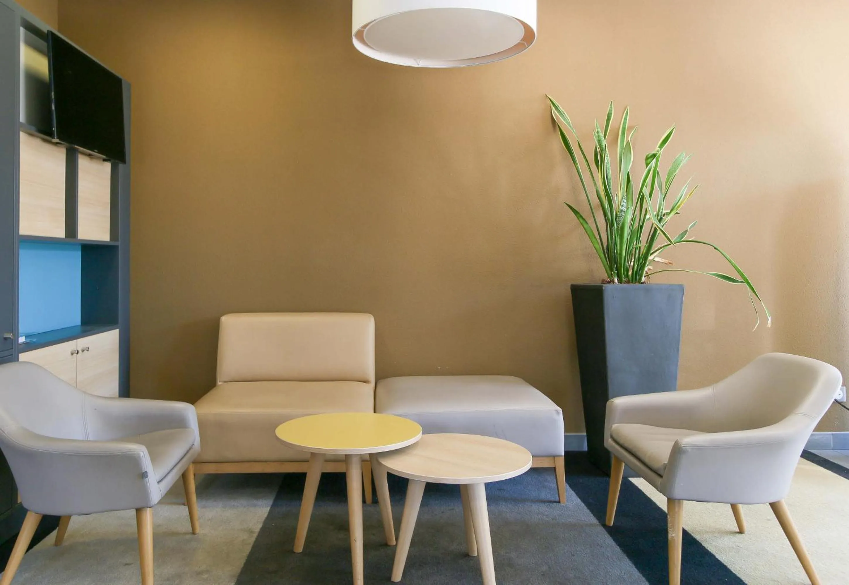 Seating area in B&B HOTEL Marseille La Valentine St Menet