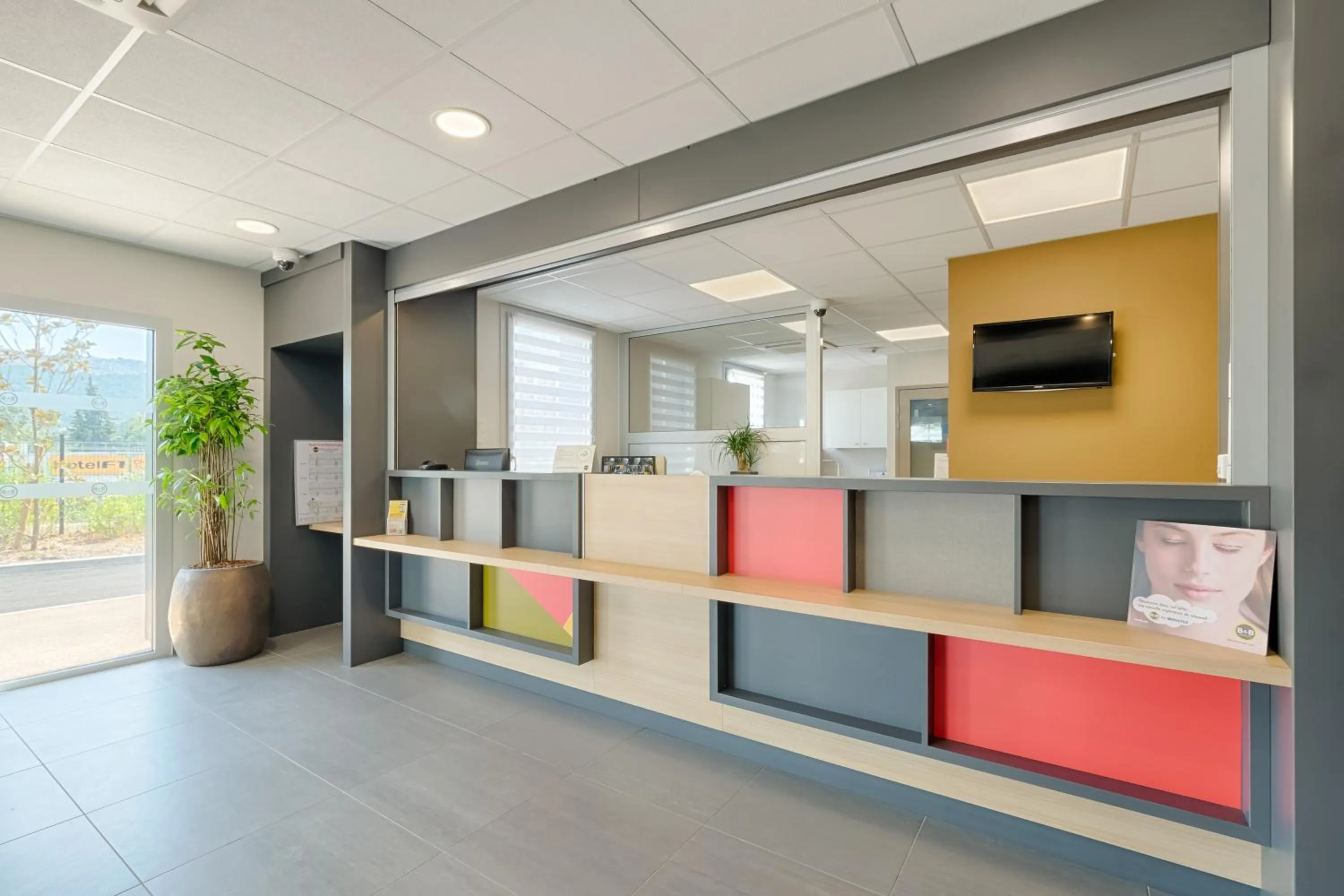 Lobby or reception in B&B HOTEL Marseille La Valentine St Menet