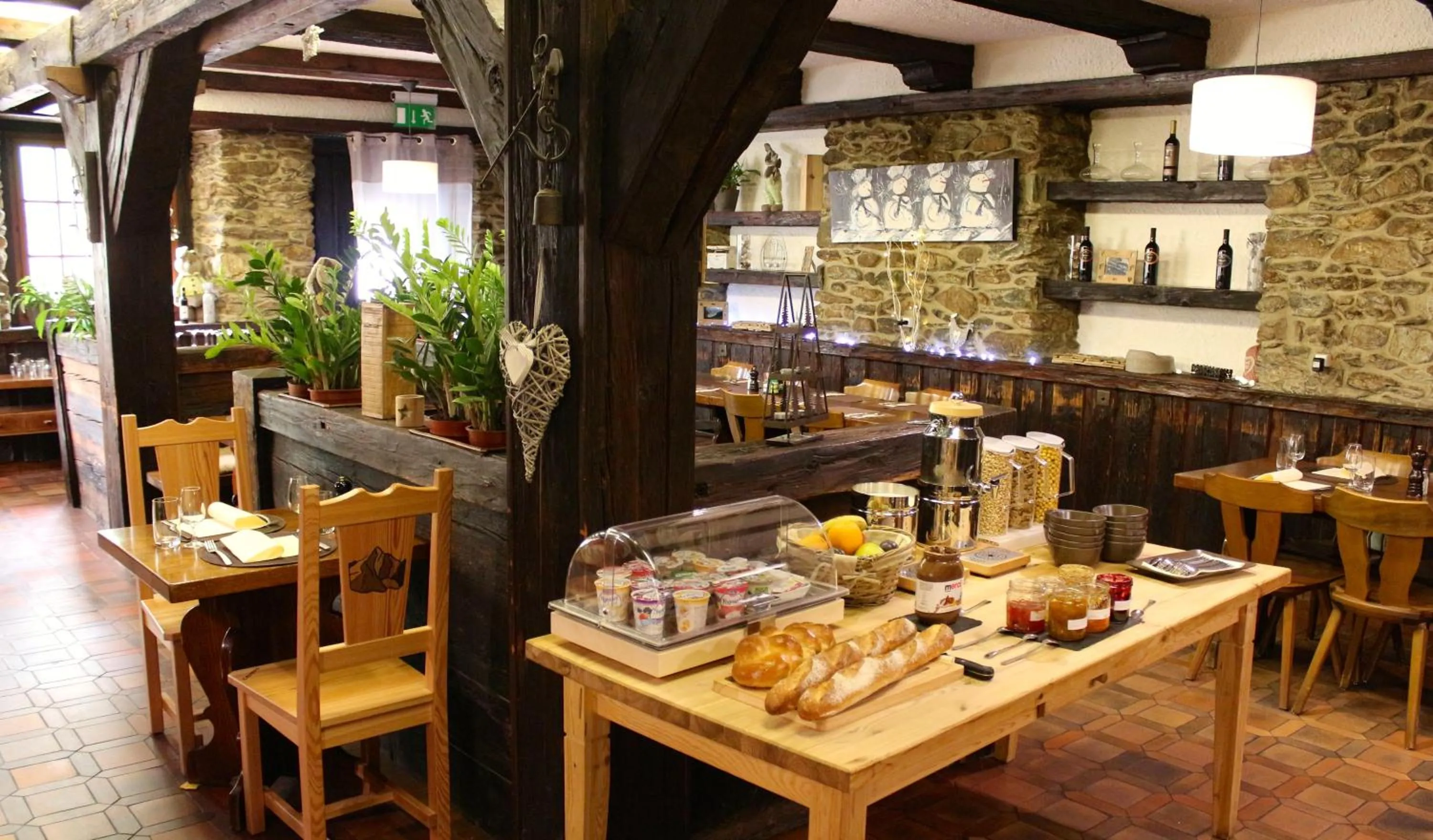 Breakfast in Hôtel - Petit-déjeuner Le Trift