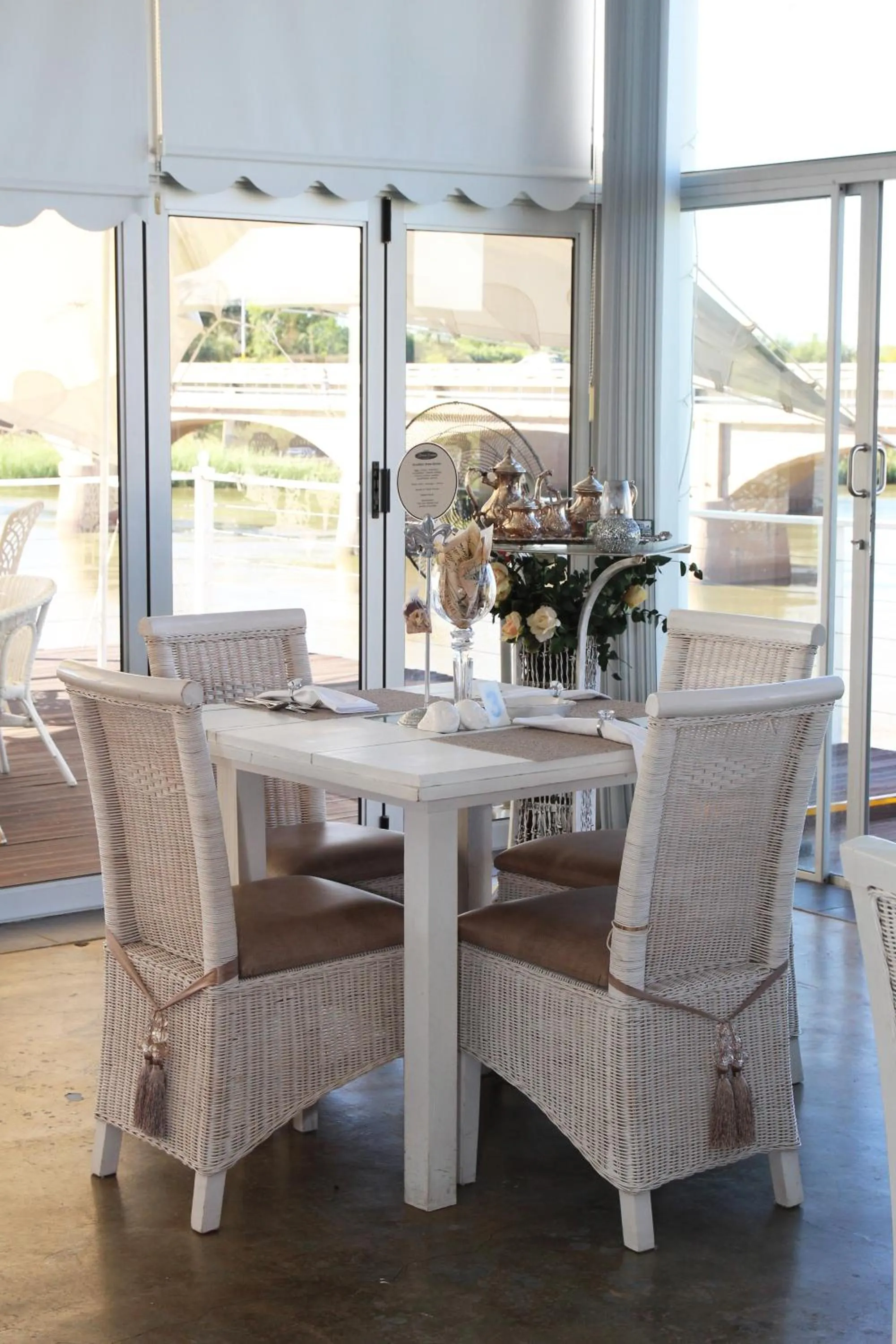 Restaurant/places to eat in Belurana River Manor