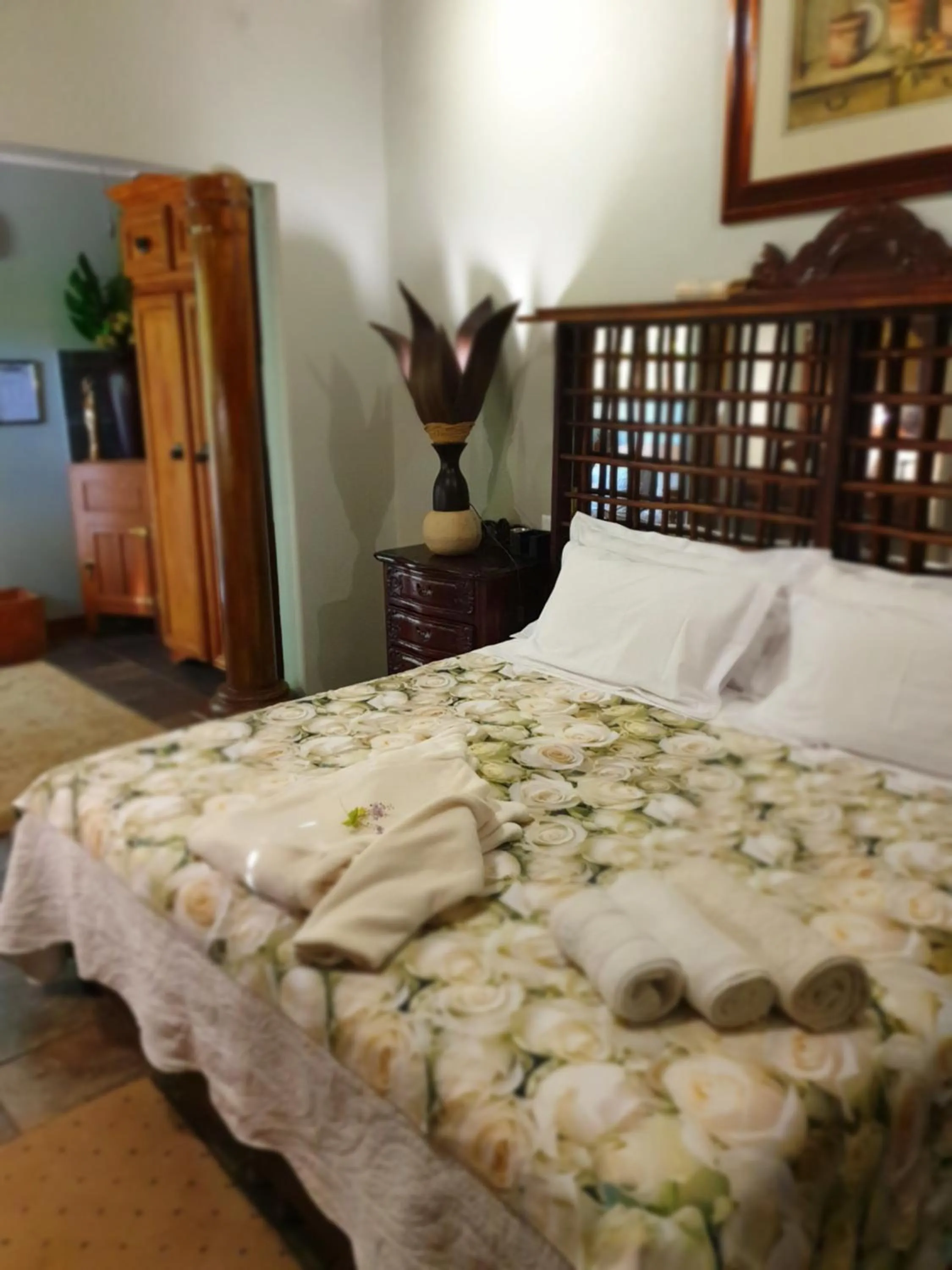 Photo of the whole room, Bed in Belurana River Manor